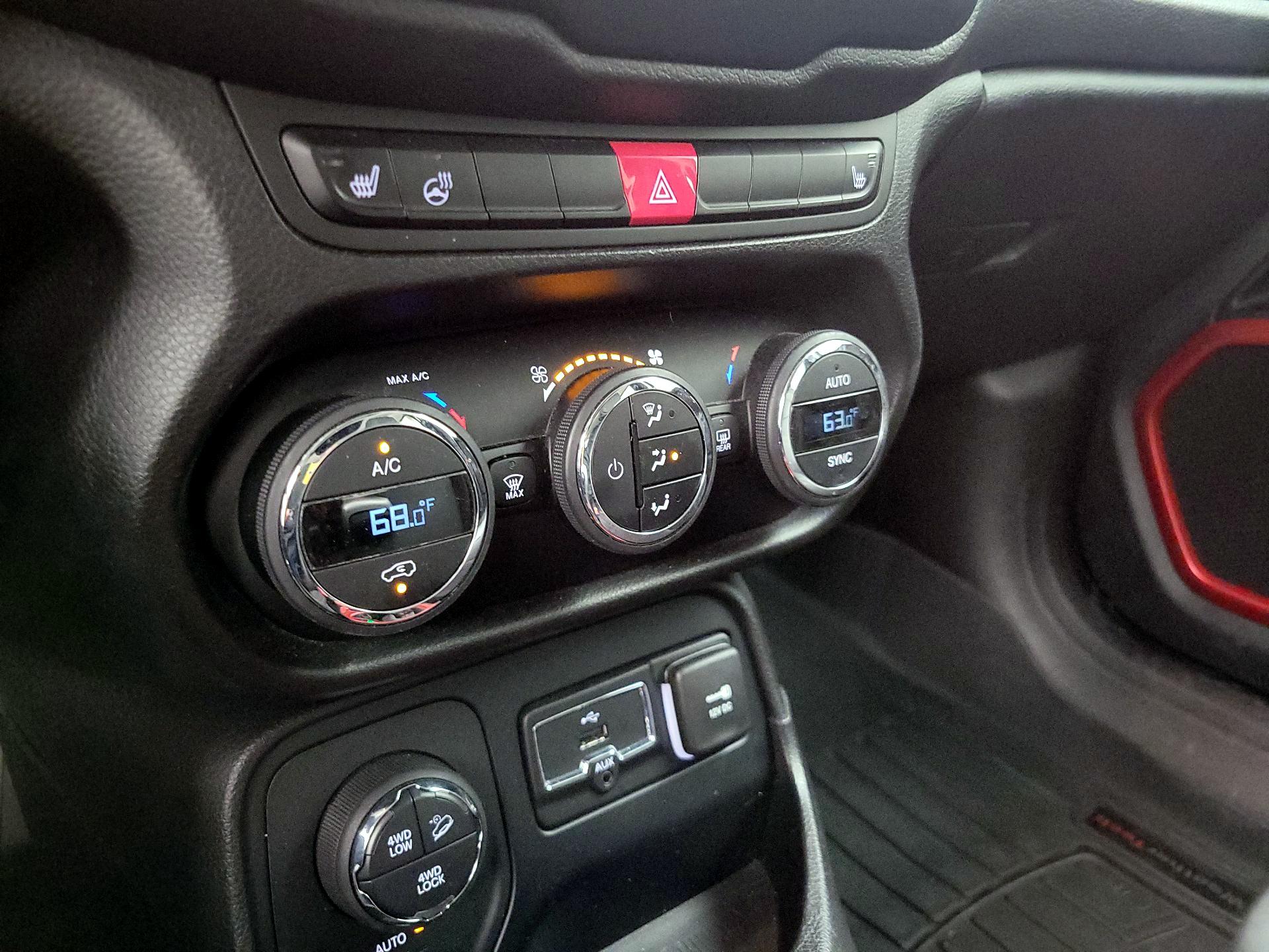 Thumbnail: 2015 Jeep Renegade - 16