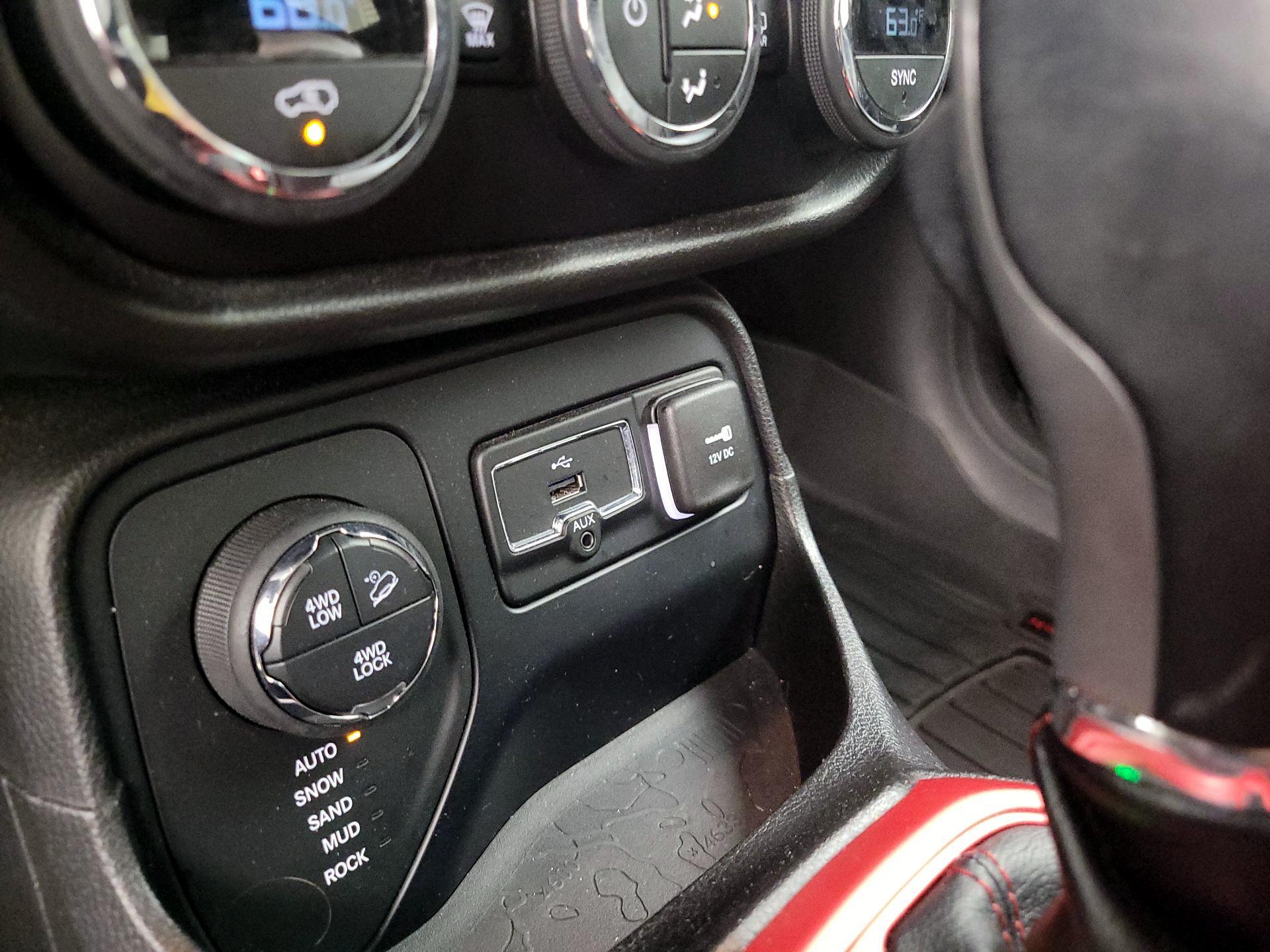 Thumbnail: 2015 Jeep Renegade - 18