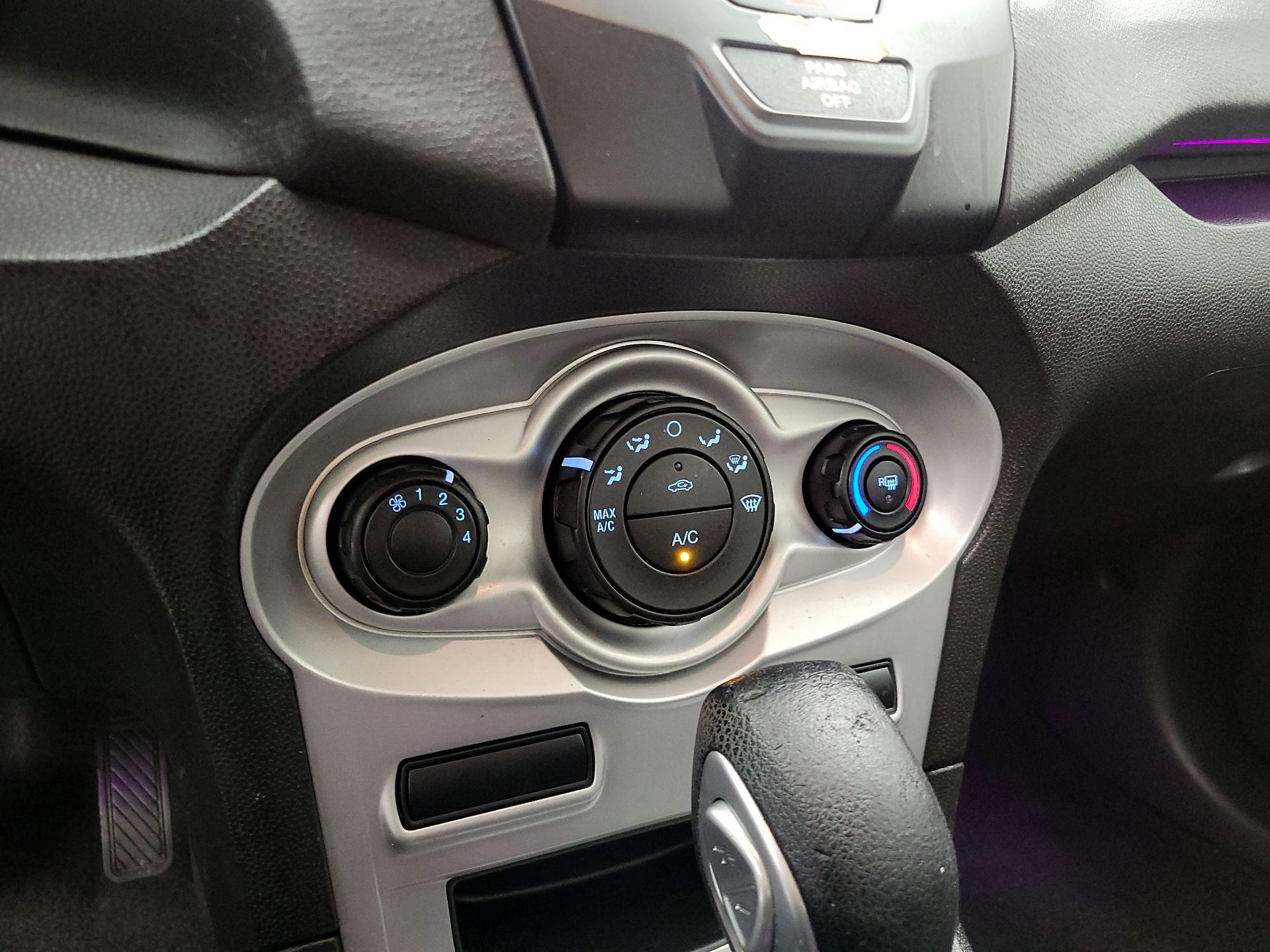 Thumbnail: 2015 Ford Fiesta - 15