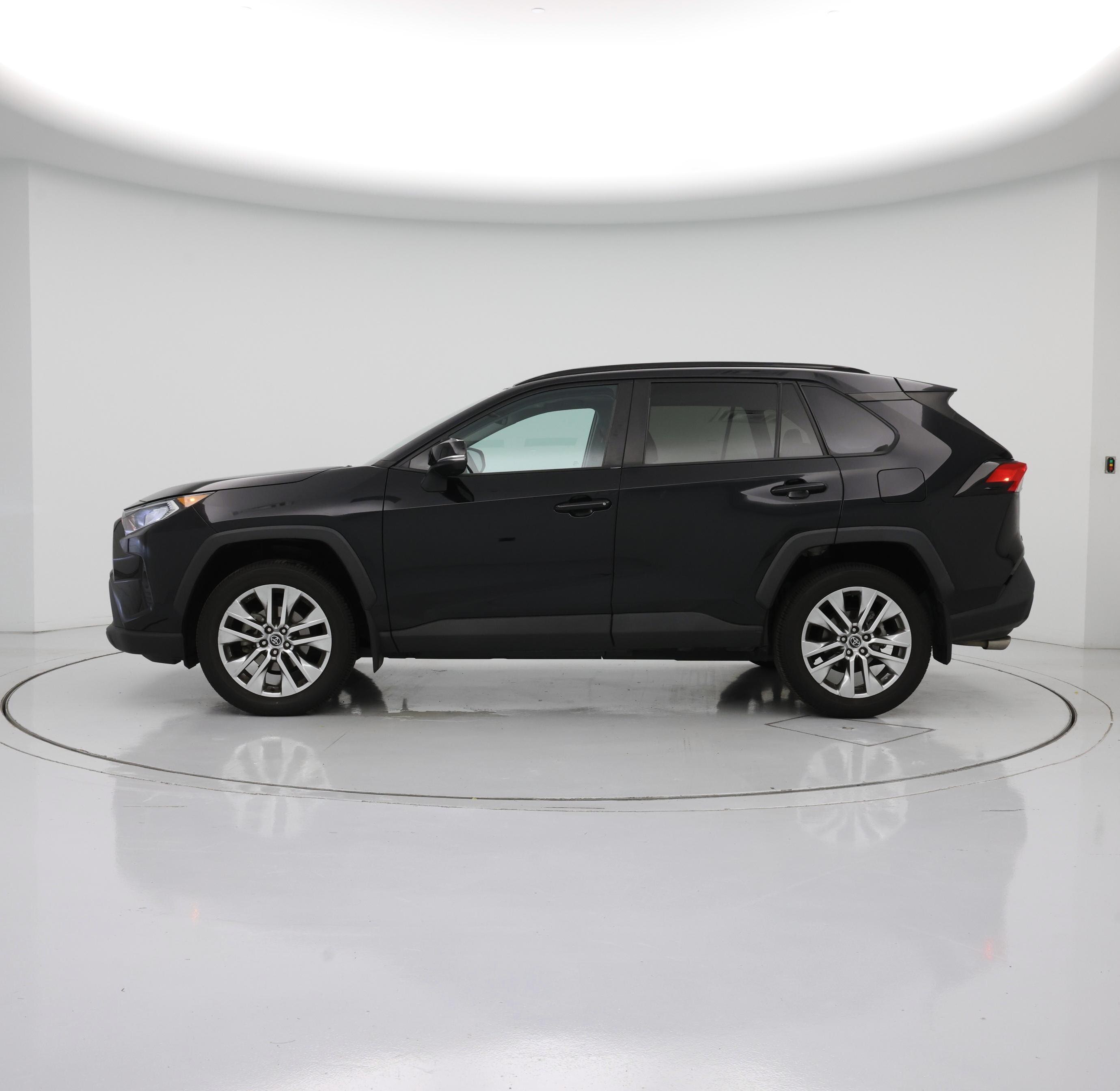 Thumbnail: 2020 Toyota RAV4 - 3