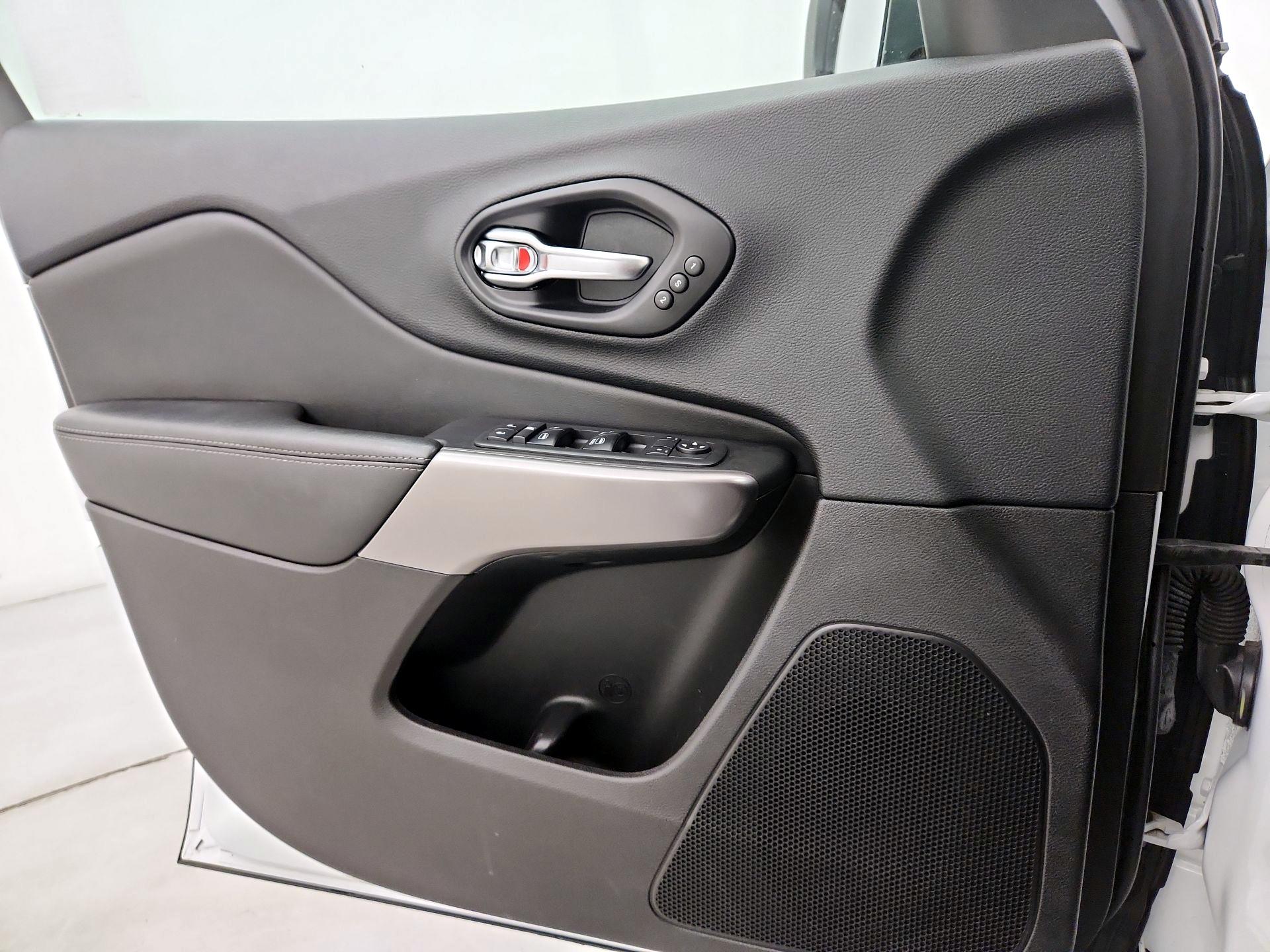 Thumbnail: 2019 Jeep Cherokee - 12