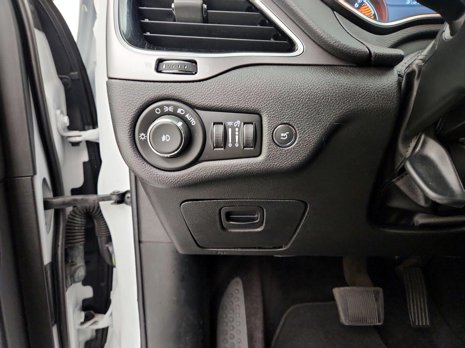 Thumbnail: 2019 Jeep Cherokee - 13