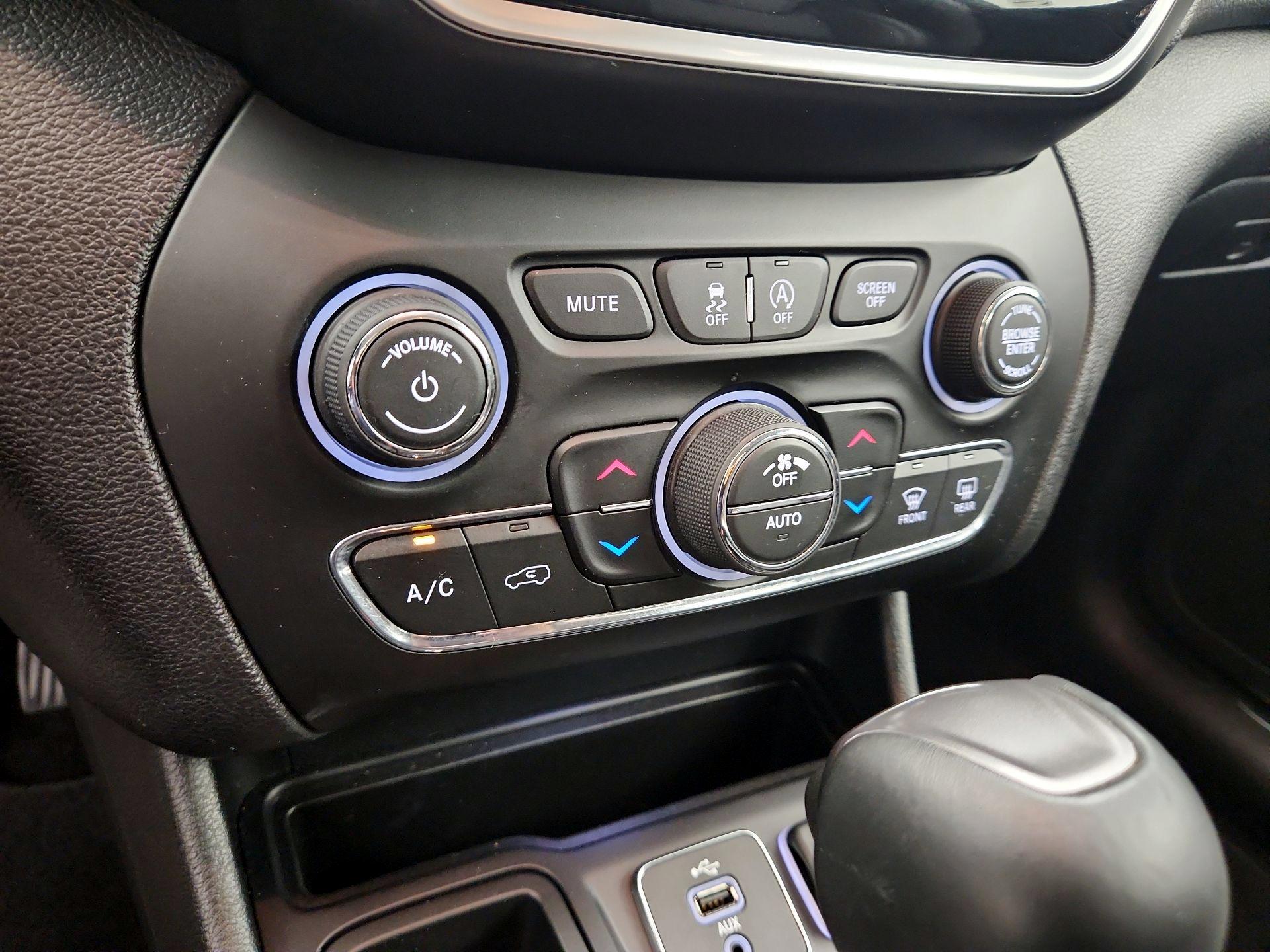 Thumbnail: 2019 Jeep Cherokee - 16