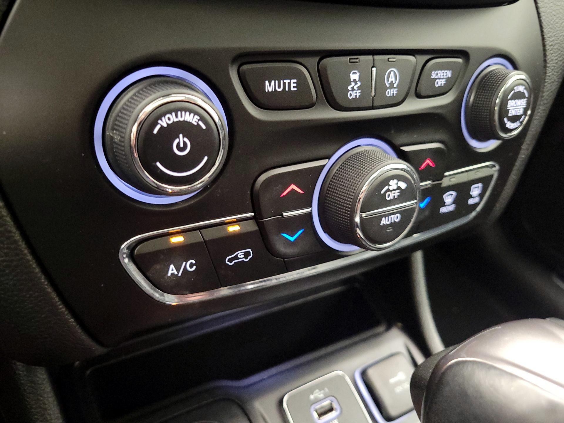 Thumbnail: 2019 Jeep Cherokee - 17