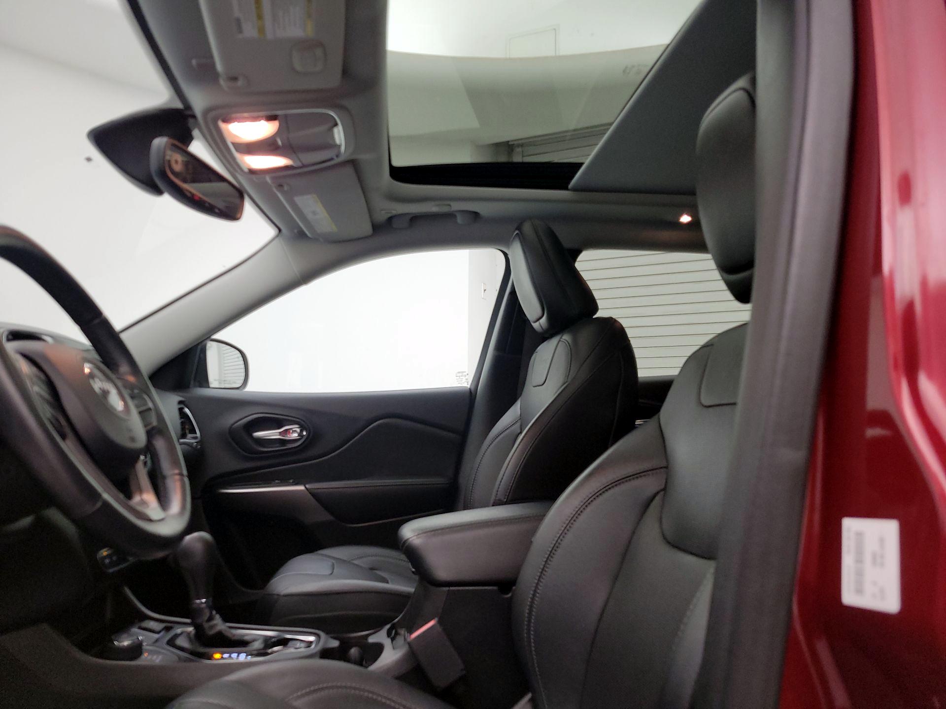 Thumbnail: 2019 Jeep Cherokee - 20