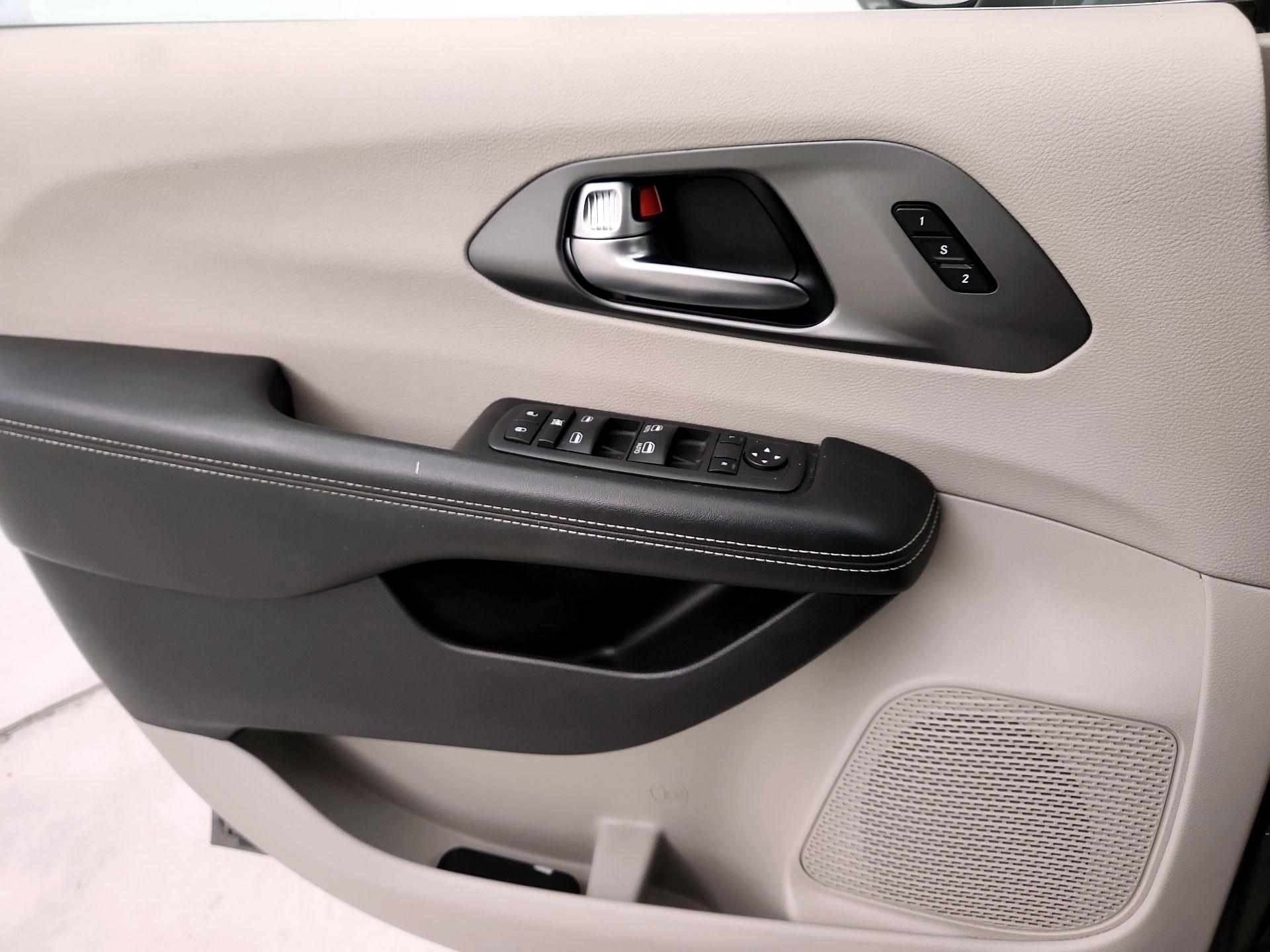 Thumbnail: 2022 Chrysler Pacifica - 12