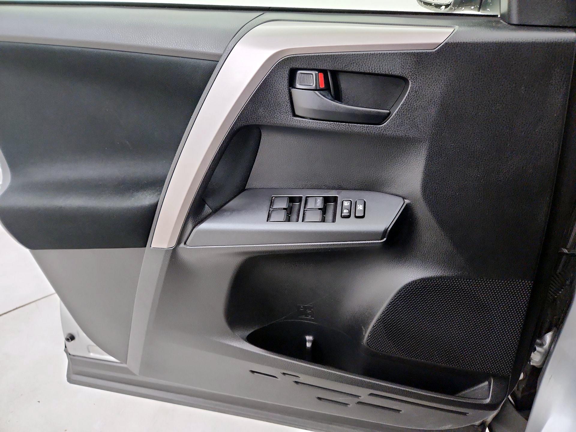 Thumbnail: 2018 Toyota RAV4 - 12