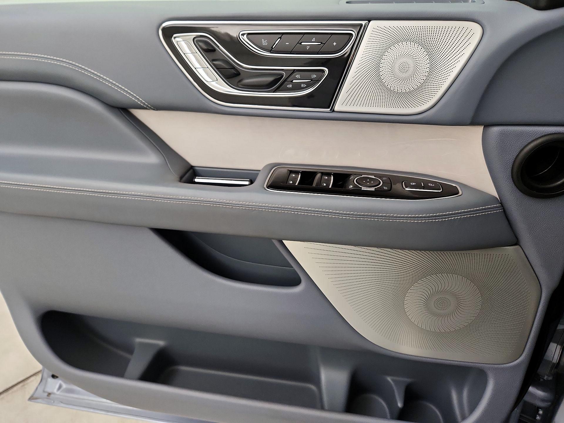 Thumbnail: 2020 Lincoln Navigator L - 12