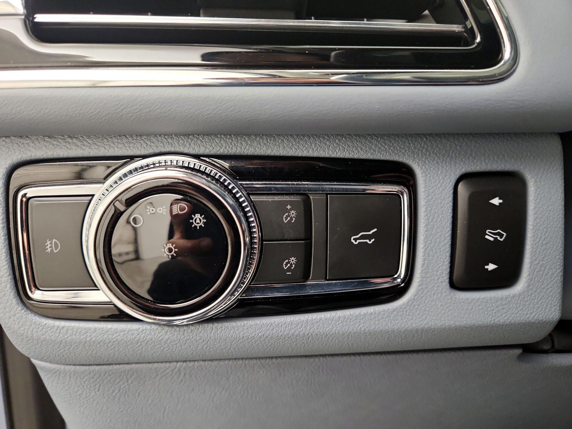 Thumbnail: 2020 Lincoln Navigator L - 13