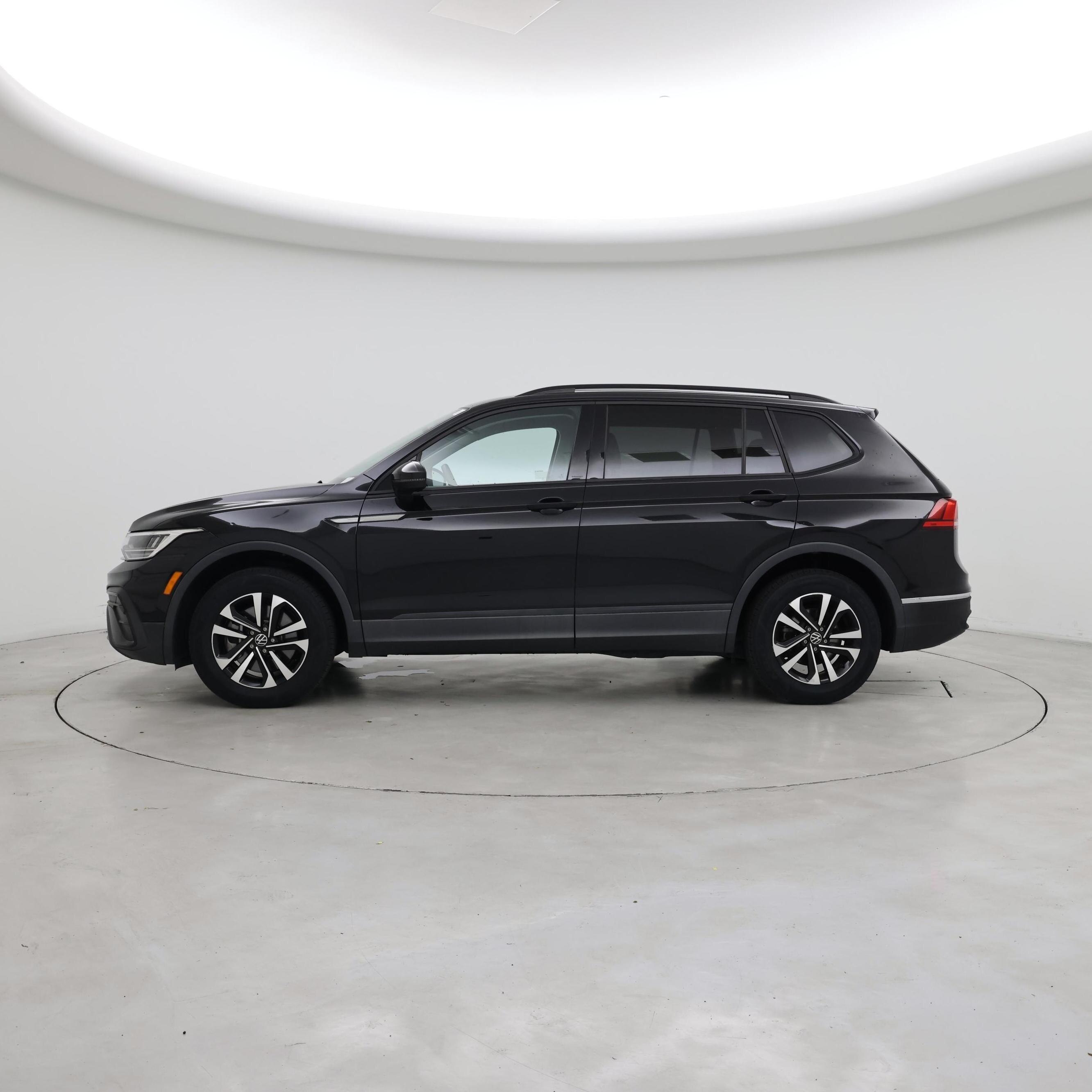 Thumbnail: 2022 Volkswagen Tiguan - 3