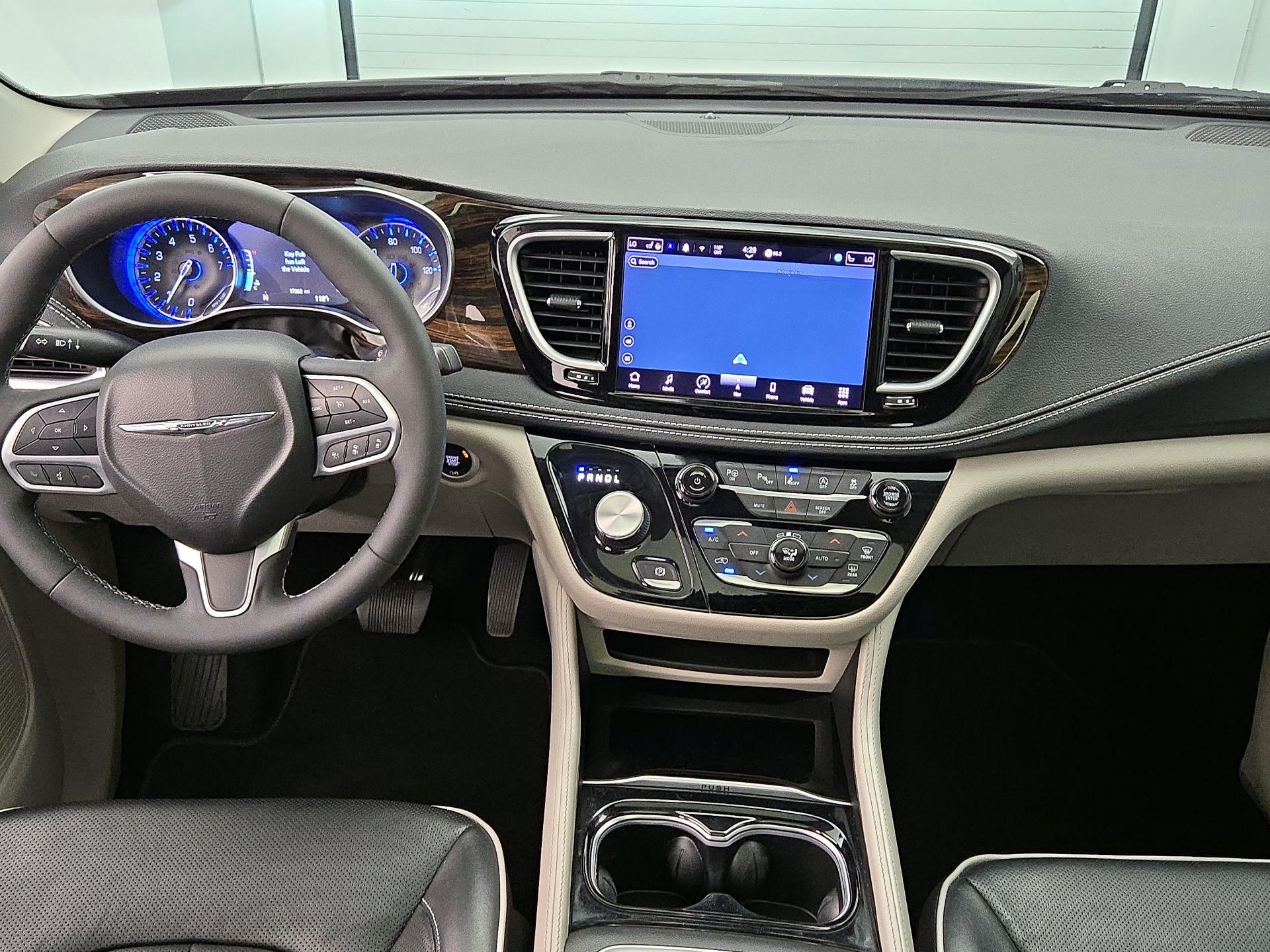 Thumbnail: 2022 Chrysler Pacifica - 9