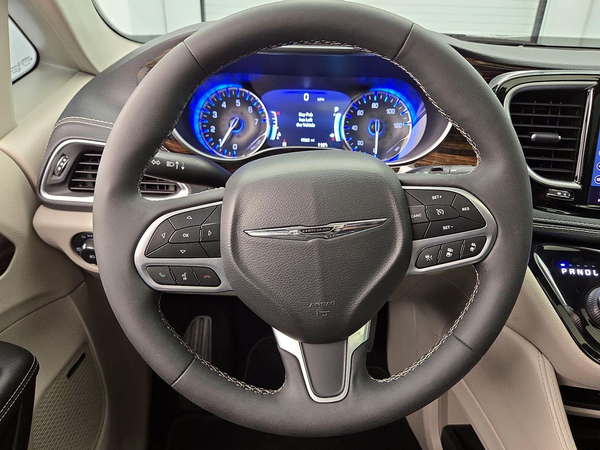 Thumbnail: 2022 Chrysler Pacifica - 10