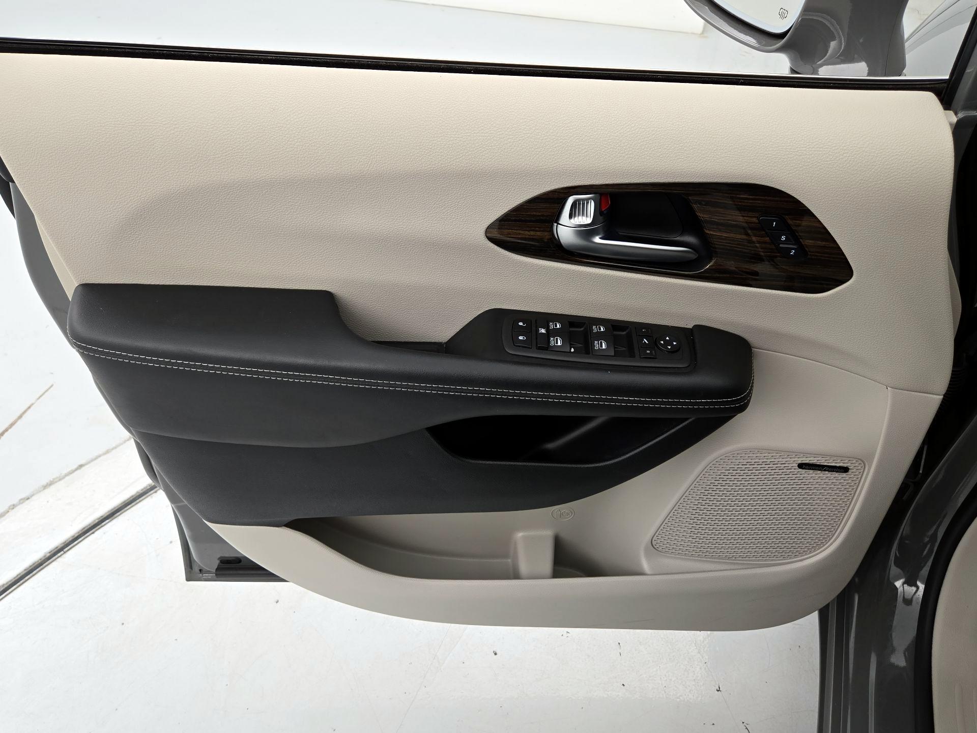 Thumbnail: 2022 Chrysler Pacifica - 12