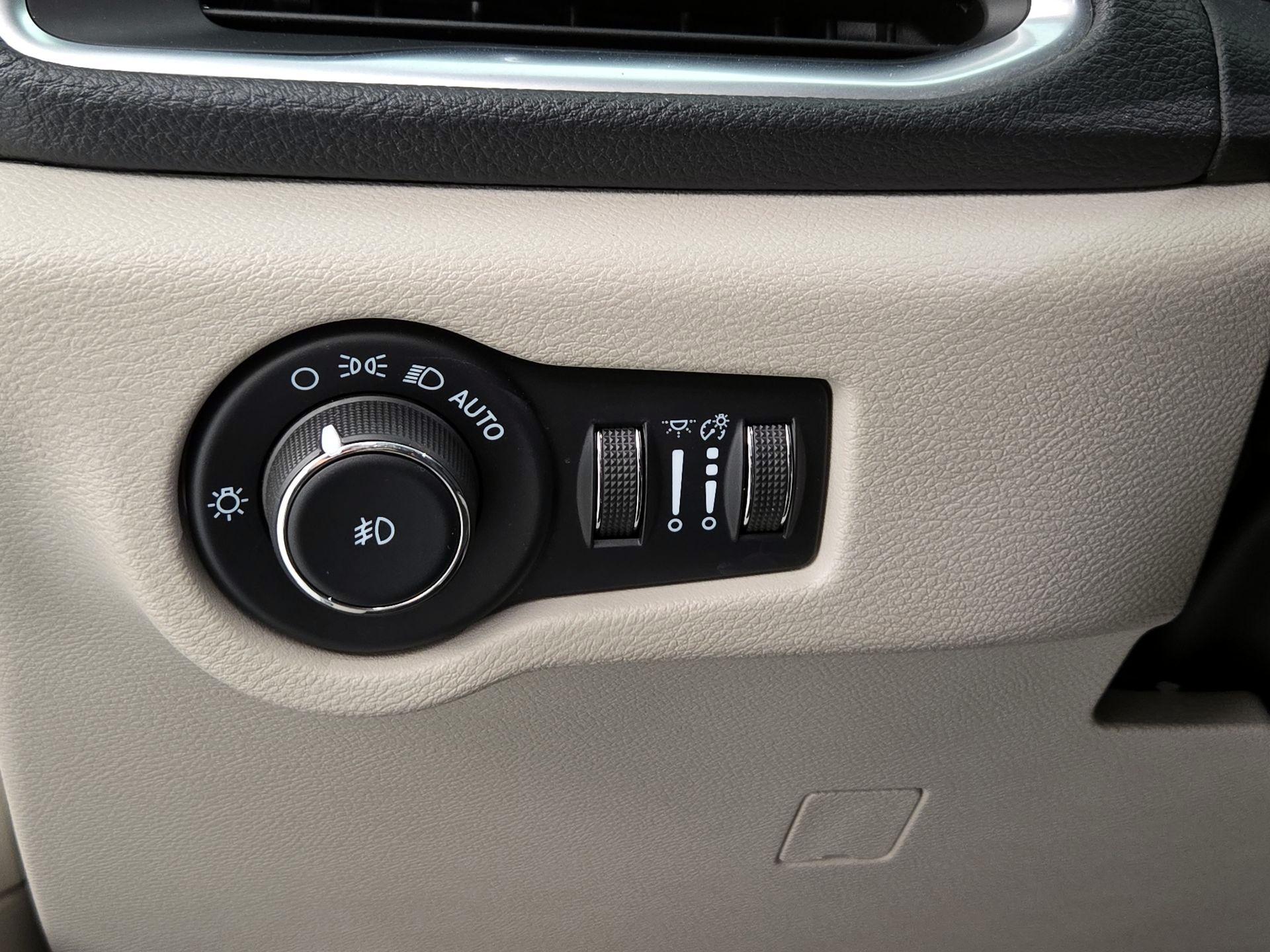 Thumbnail: 2022 Chrysler Pacifica - 13
