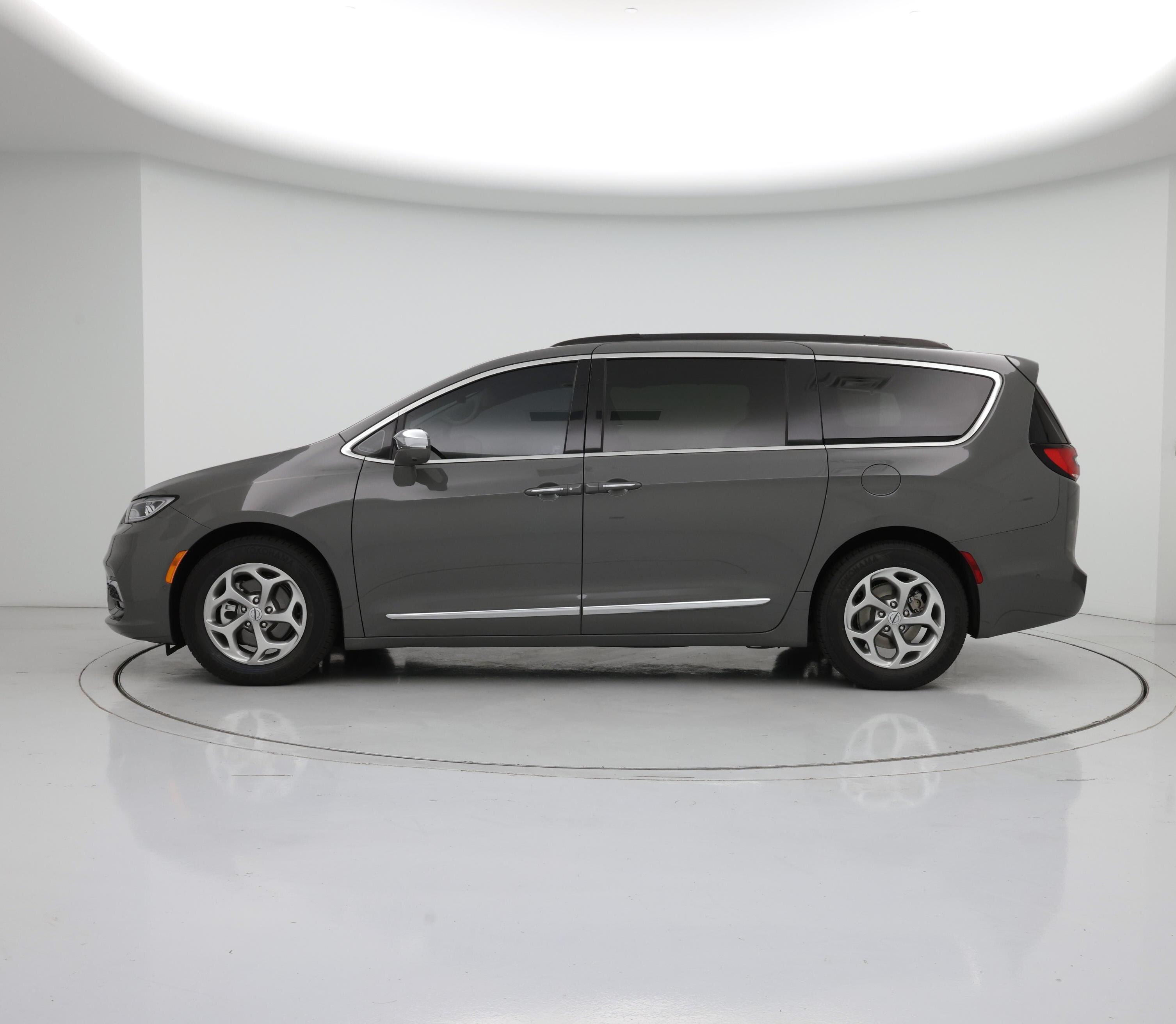 Thumbnail: 2022 Chrysler Pacifica - 3