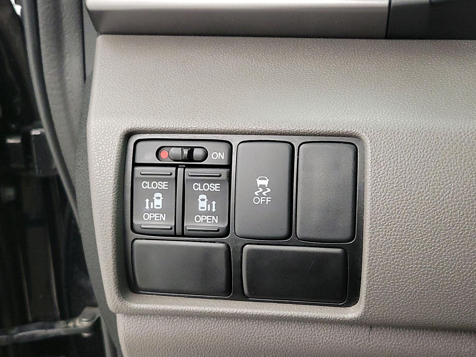 Thumbnail: 2015 Honda Odyssey - 13