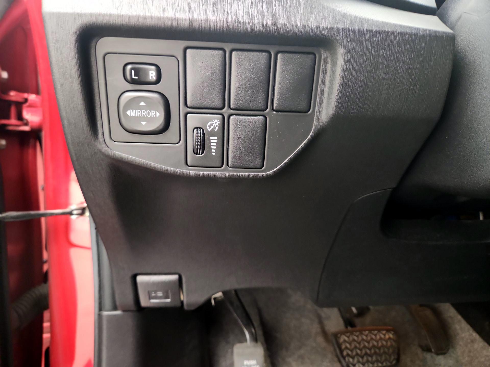 Thumbnail: 2015 Toyota Prius - 13