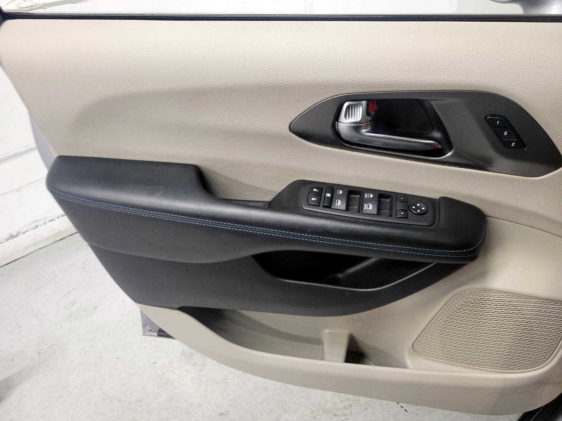 Thumbnail: 2021 Chrysler Pacifica - 12