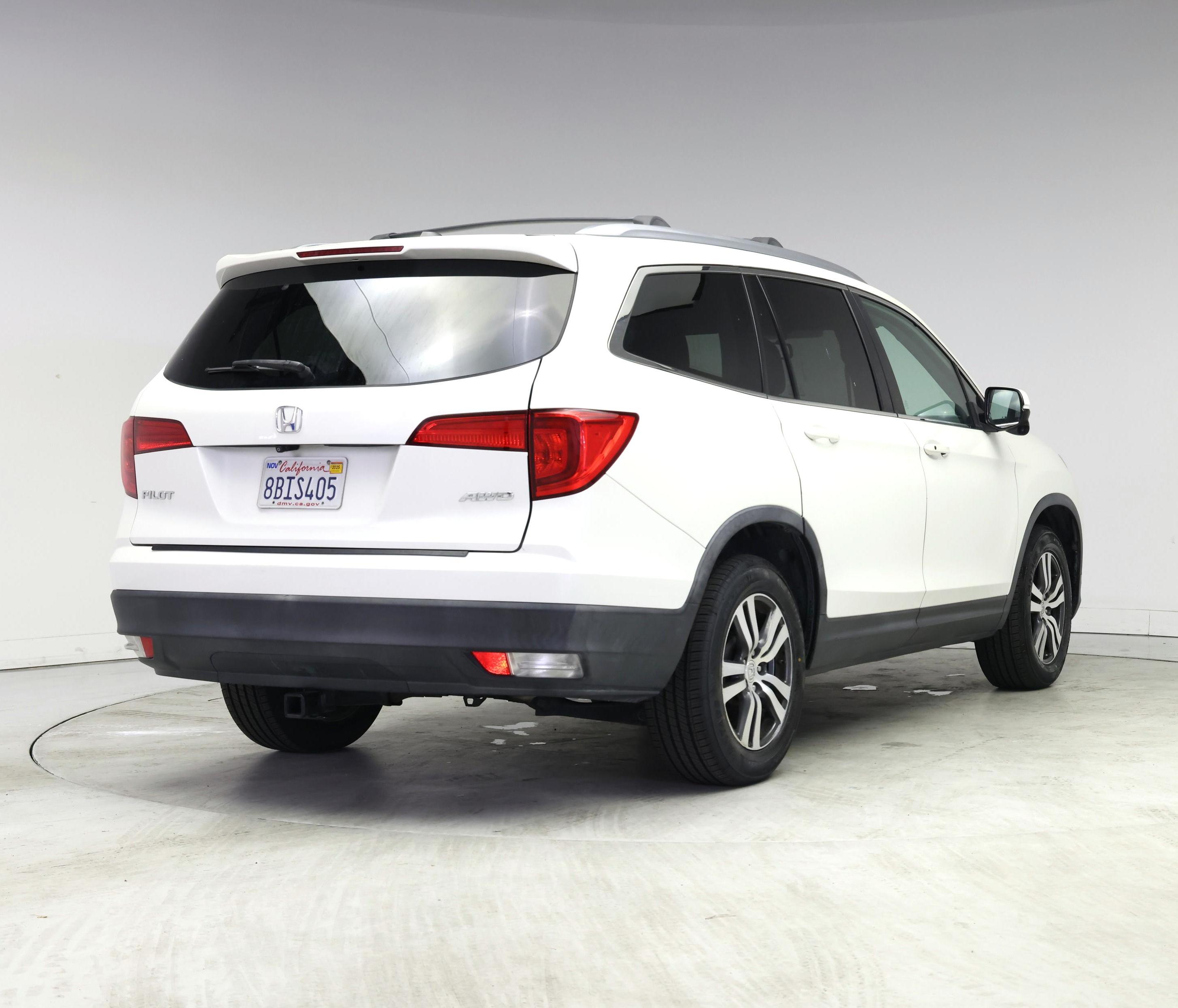 Thumbnail: 2017 Honda Pilot - 8