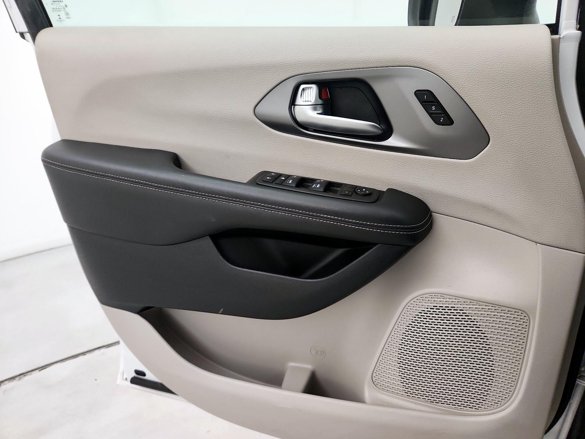 Thumbnail: 2023 Chrysler Pacifica - 12