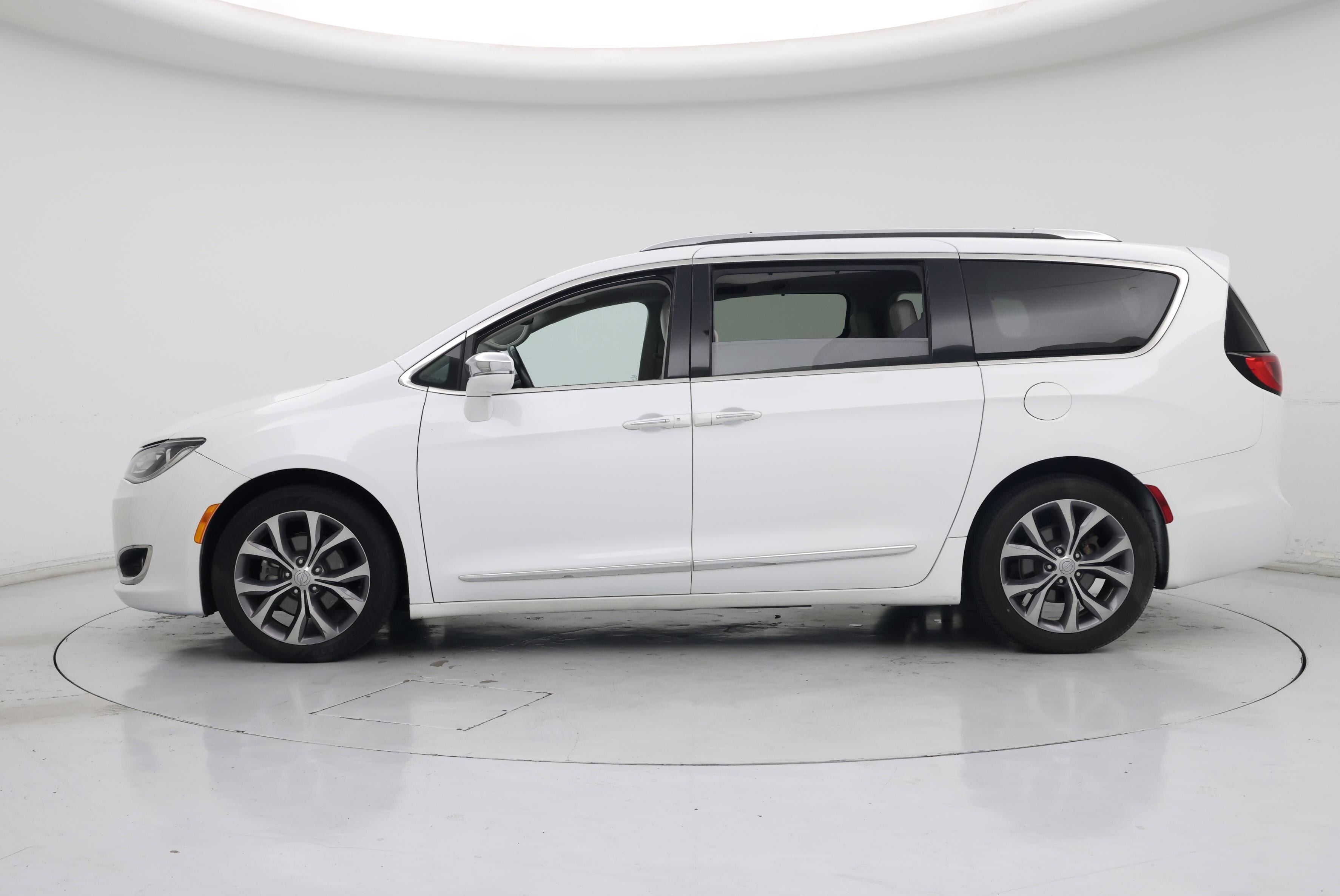 Thumbnail: 2018 Chrysler Pacifica - 3
