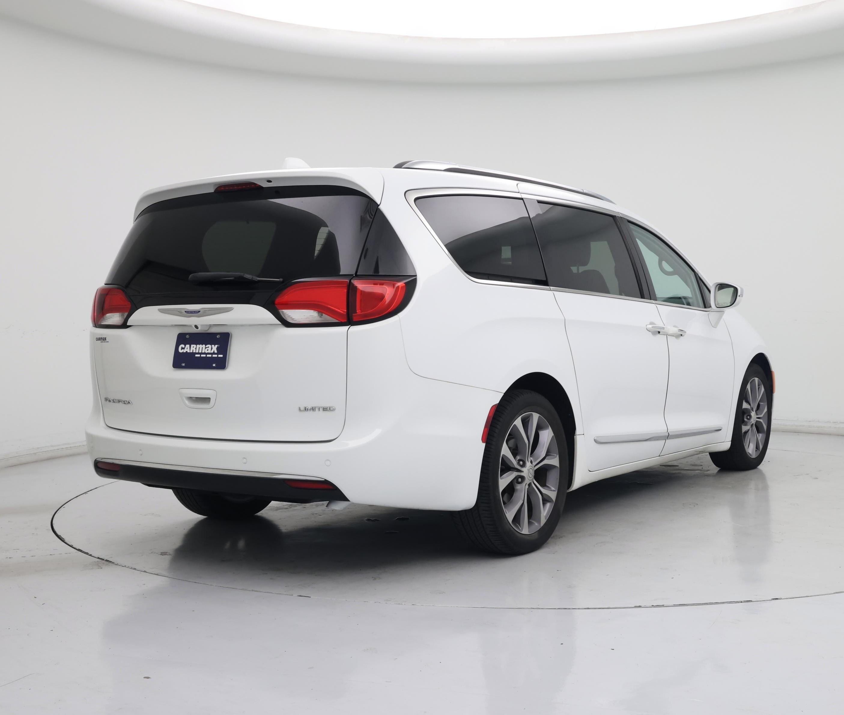 Thumbnail: 2018 Chrysler Pacifica - 8