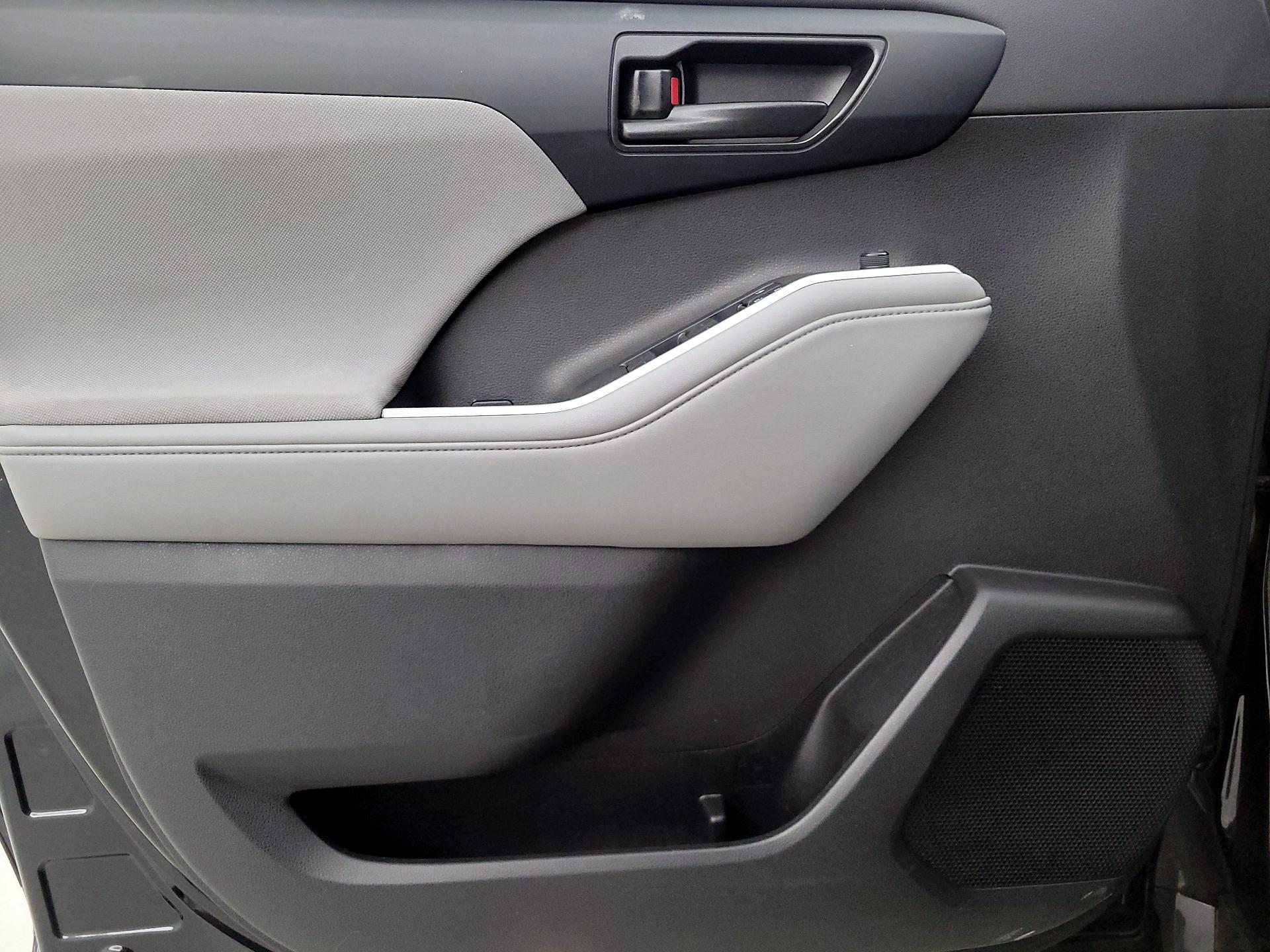 Thumbnail: 2022 Toyota Highlander - 12