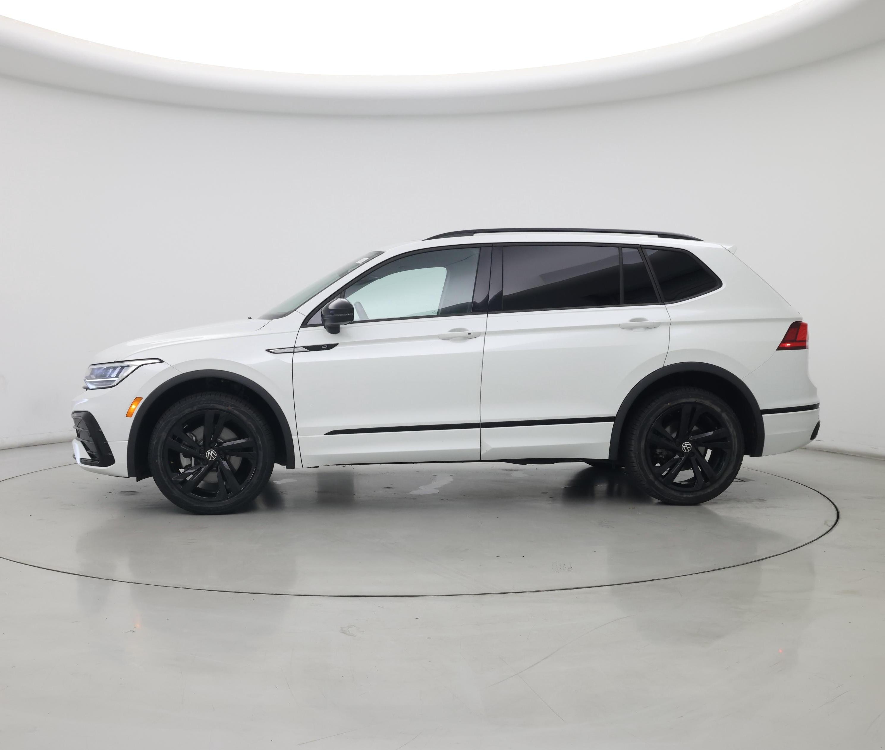 Thumbnail: 2023 Volkswagen Tiguan - 3