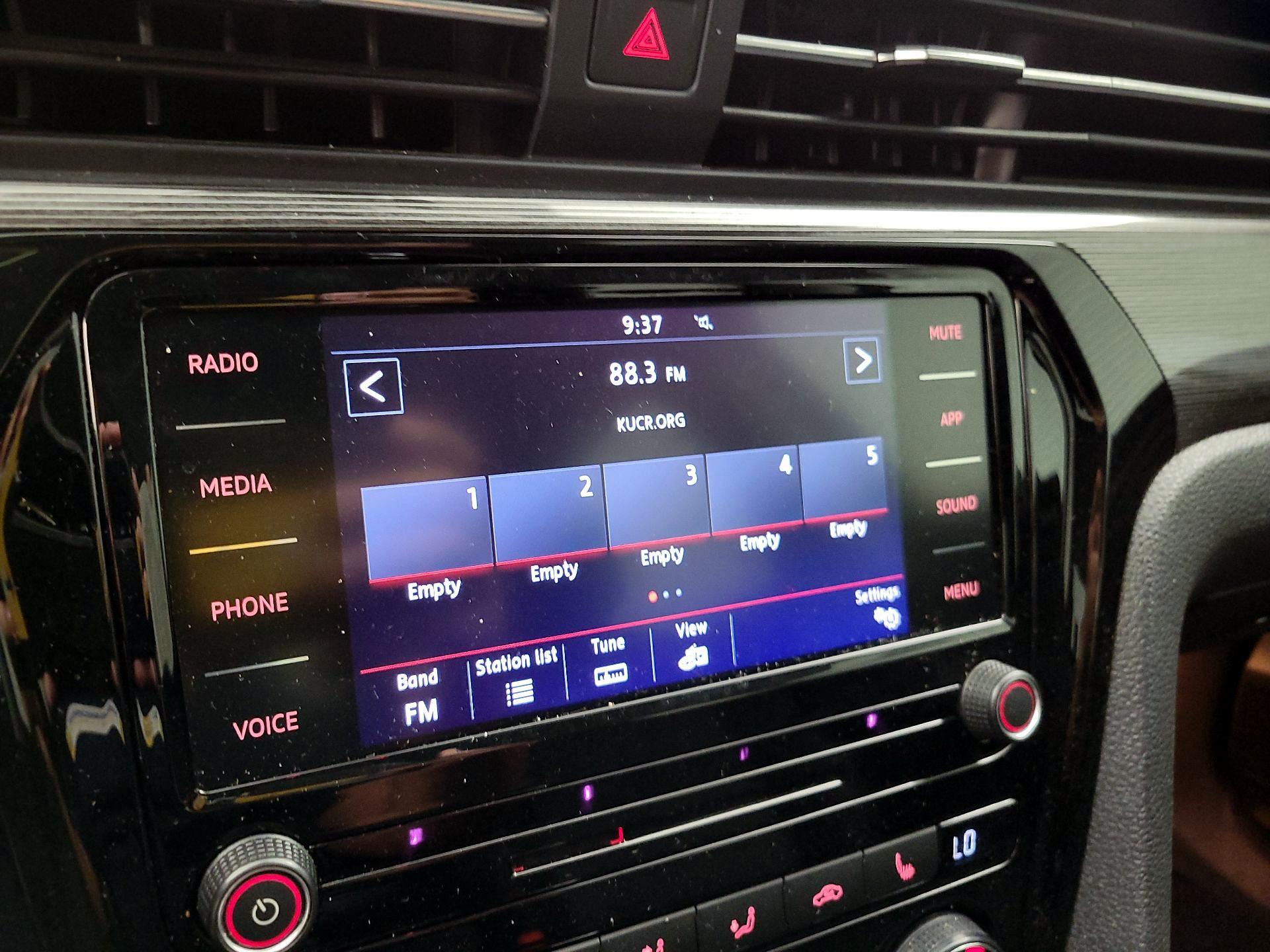 Thumbnail: 2020 Volkswagen Passat - 14