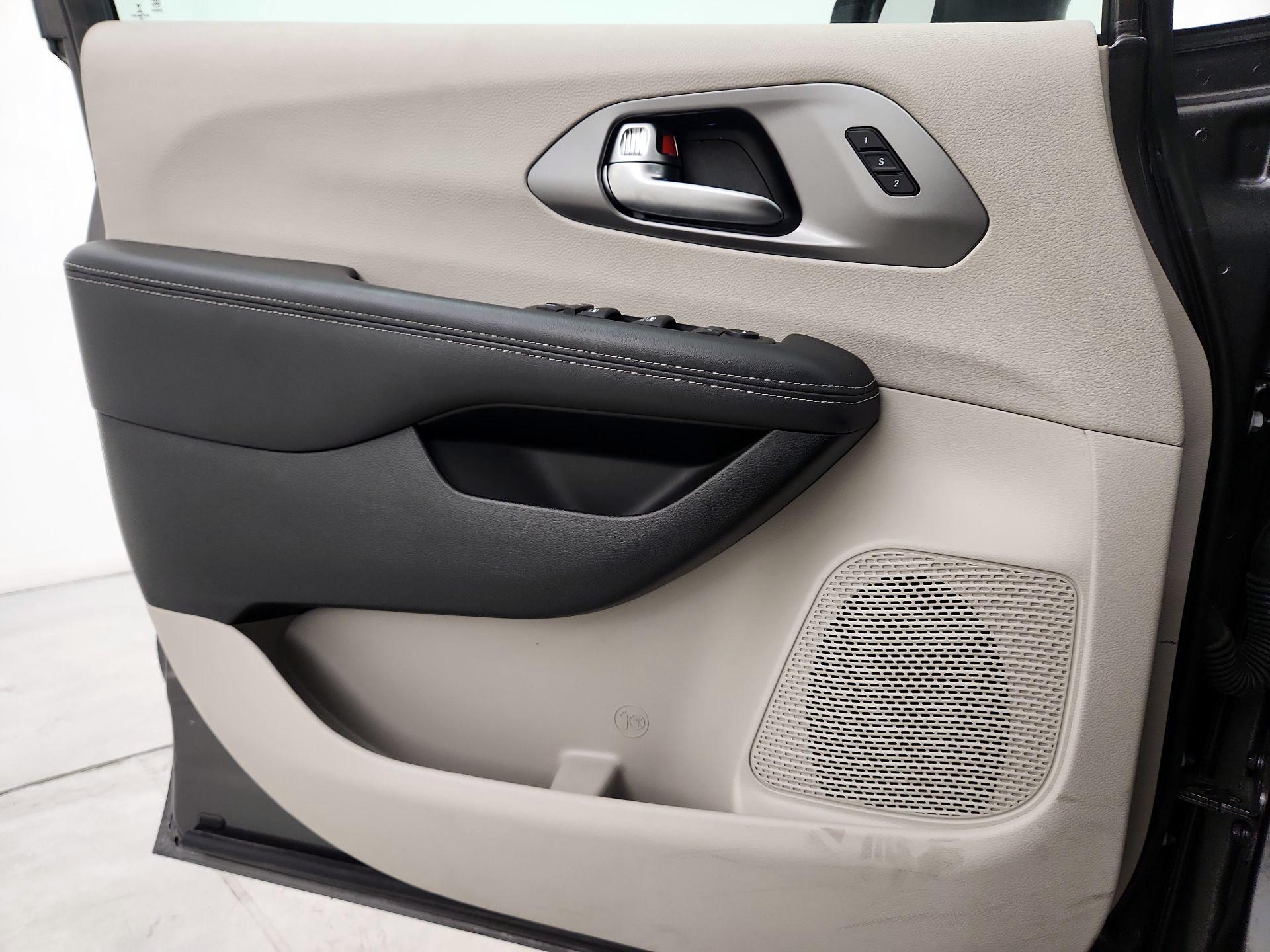Thumbnail: 2023 Chrysler Pacifica - 12