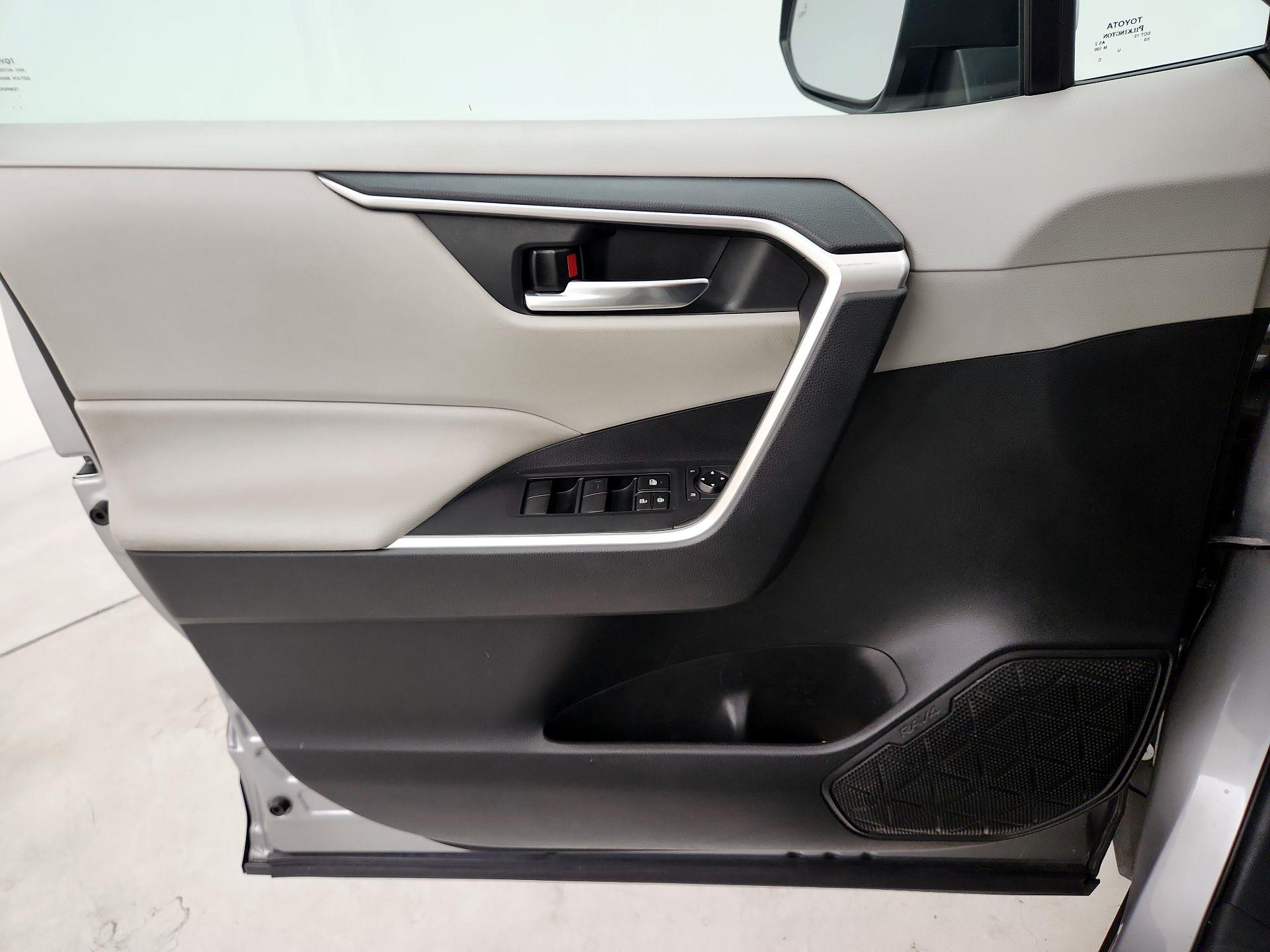 Thumbnail: 2019 Toyota RAV4 - 12