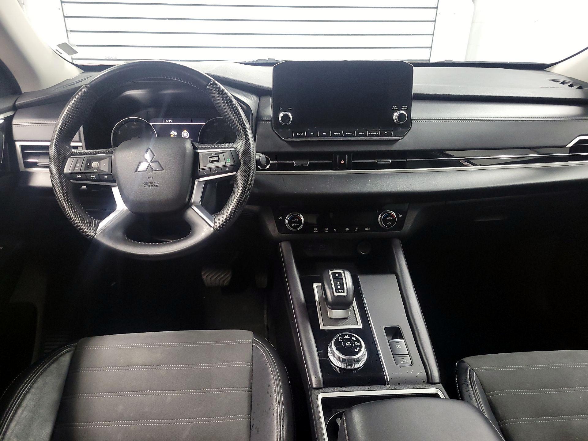 Thumbnail: 2023 Mitsubishi Outlander - 9
