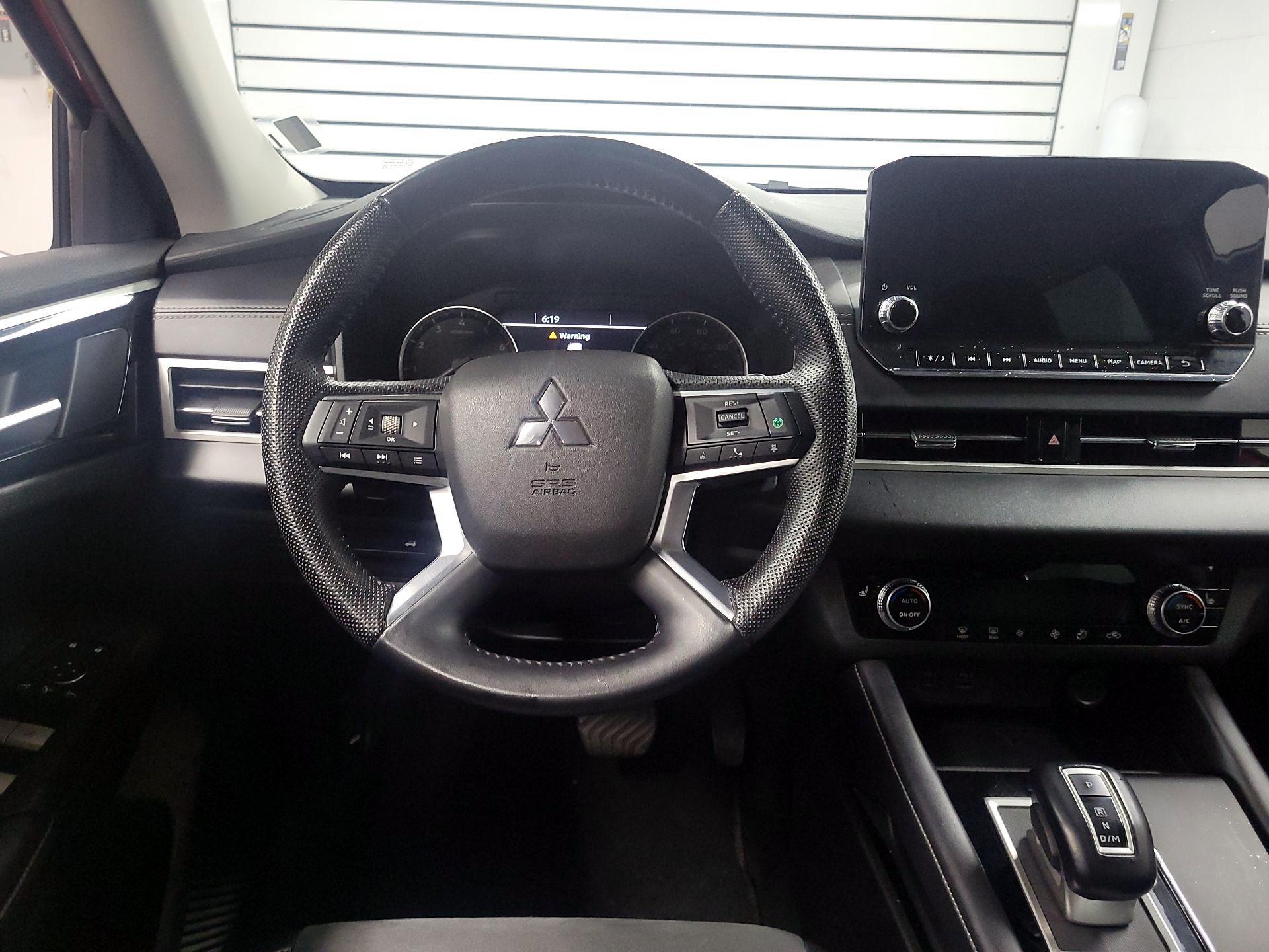 Thumbnail: 2023 Mitsubishi Outlander - 10
