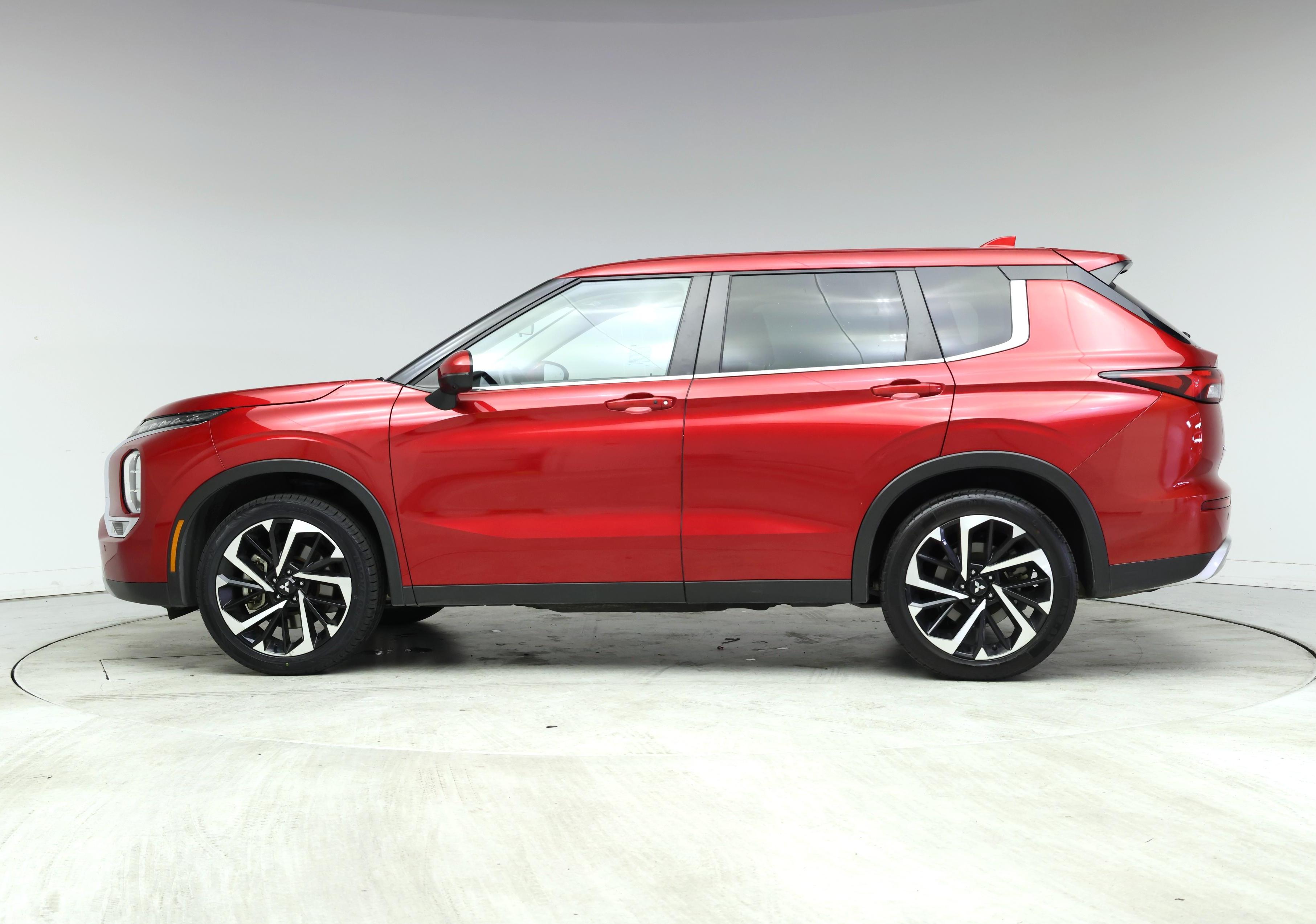 Thumbnail: 2023 Mitsubishi Outlander - 3