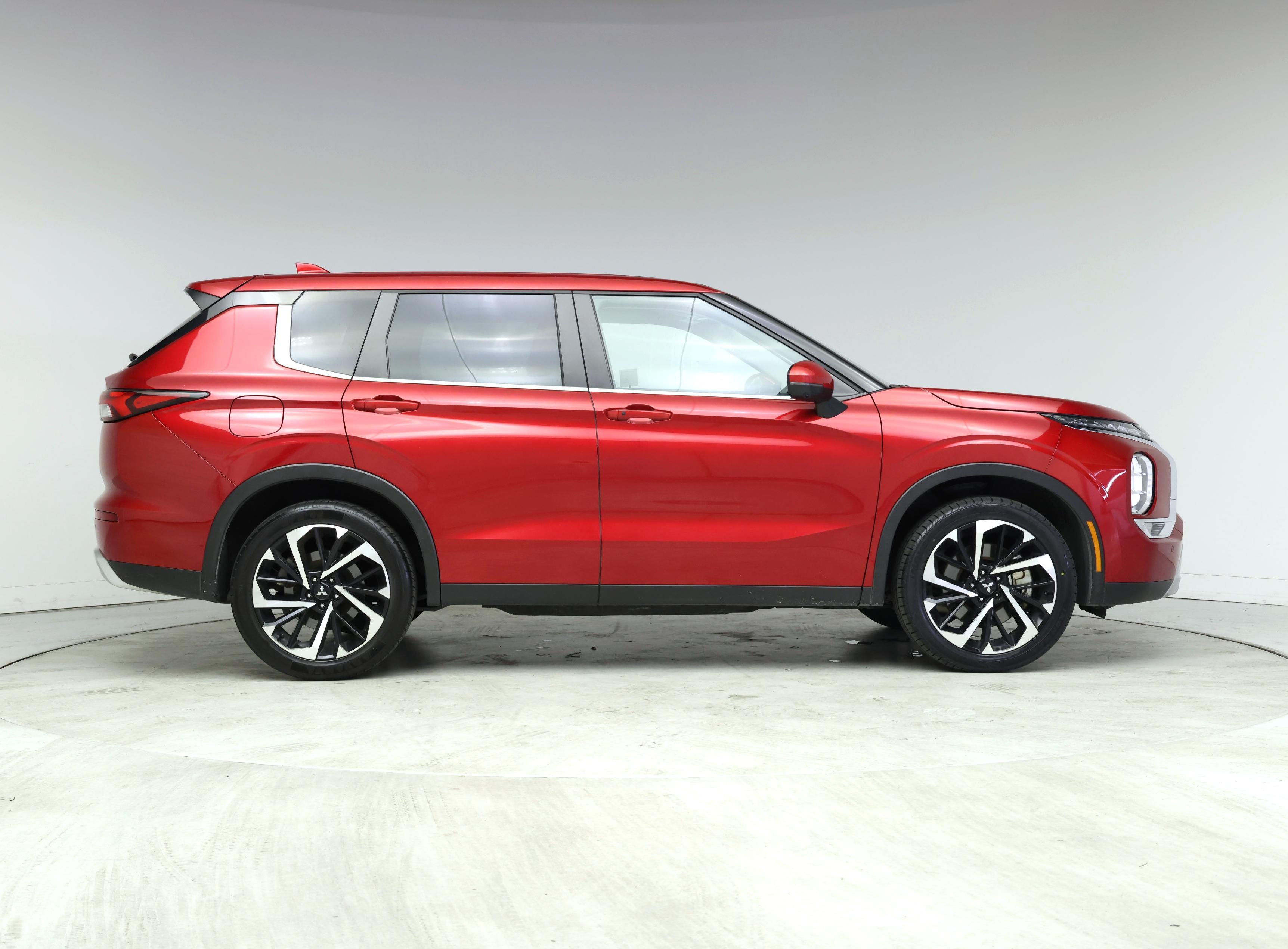 Thumbnail: 2023 Mitsubishi Outlander - 7