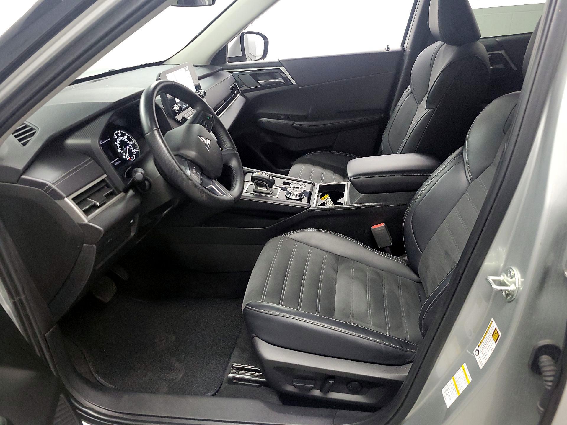 Thumbnail: 2024 Mitsubishi Outlander - 11