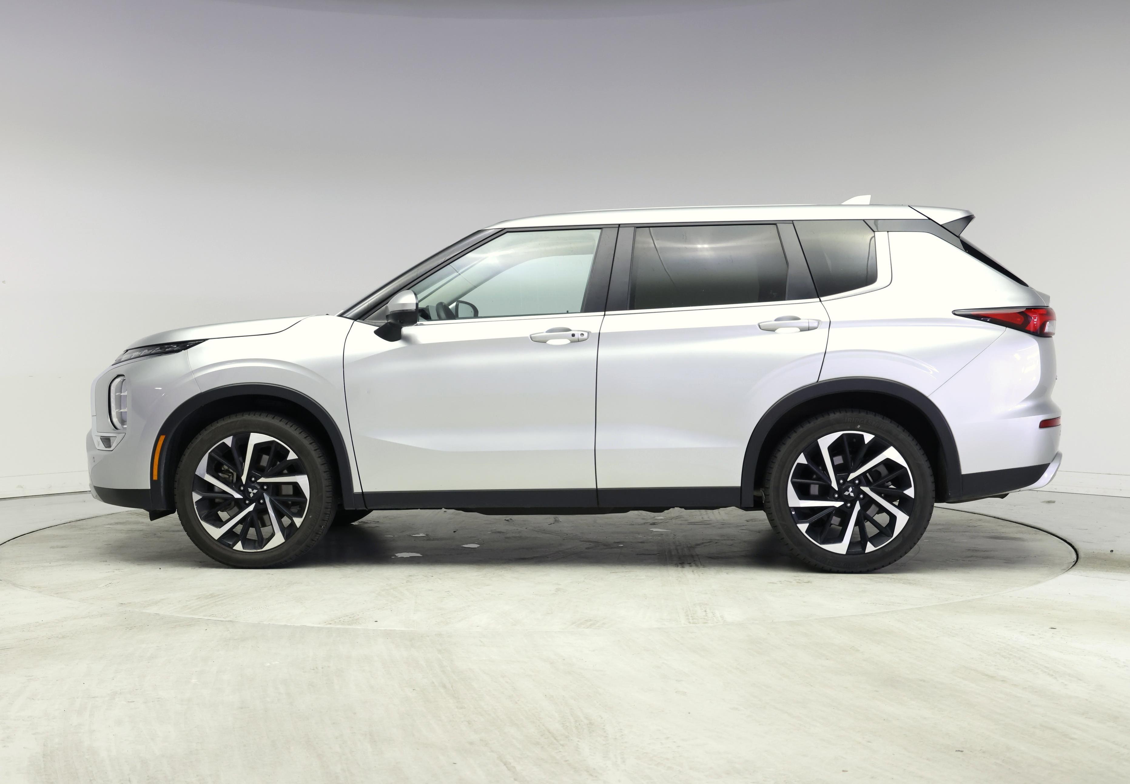 Thumbnail: 2024 Mitsubishi Outlander - 3