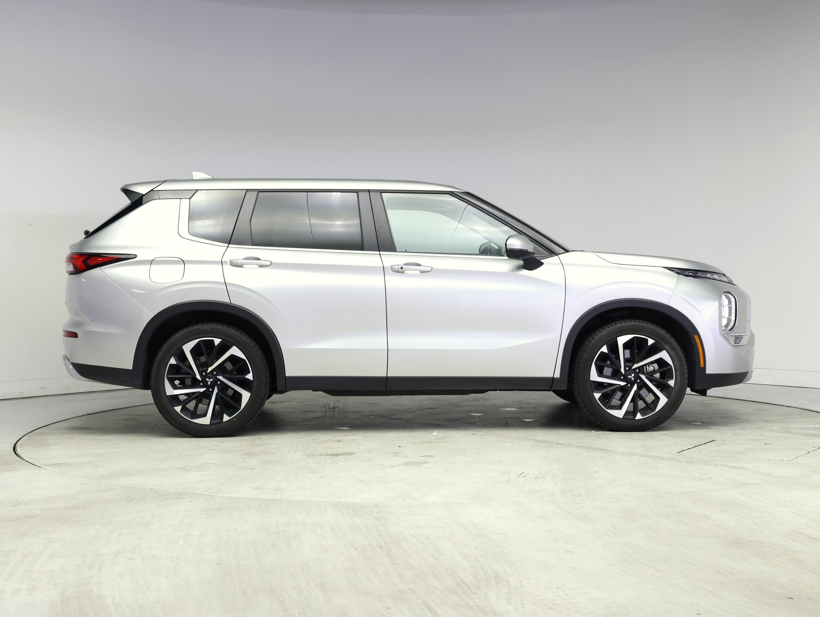 Thumbnail: 2024 Mitsubishi Outlander - 7