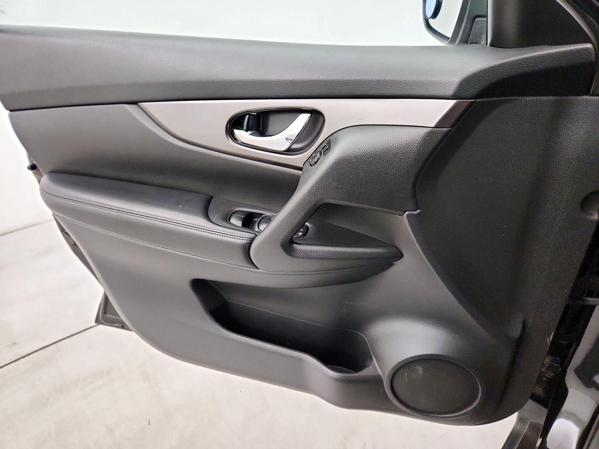 Thumbnail: 2015 Nissan Rogue - 12