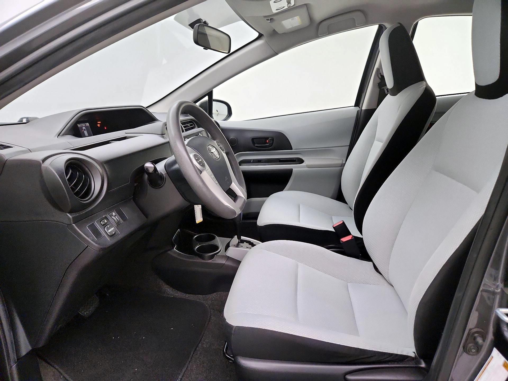 Thumbnail: 2014 Toyota Prius c - 11