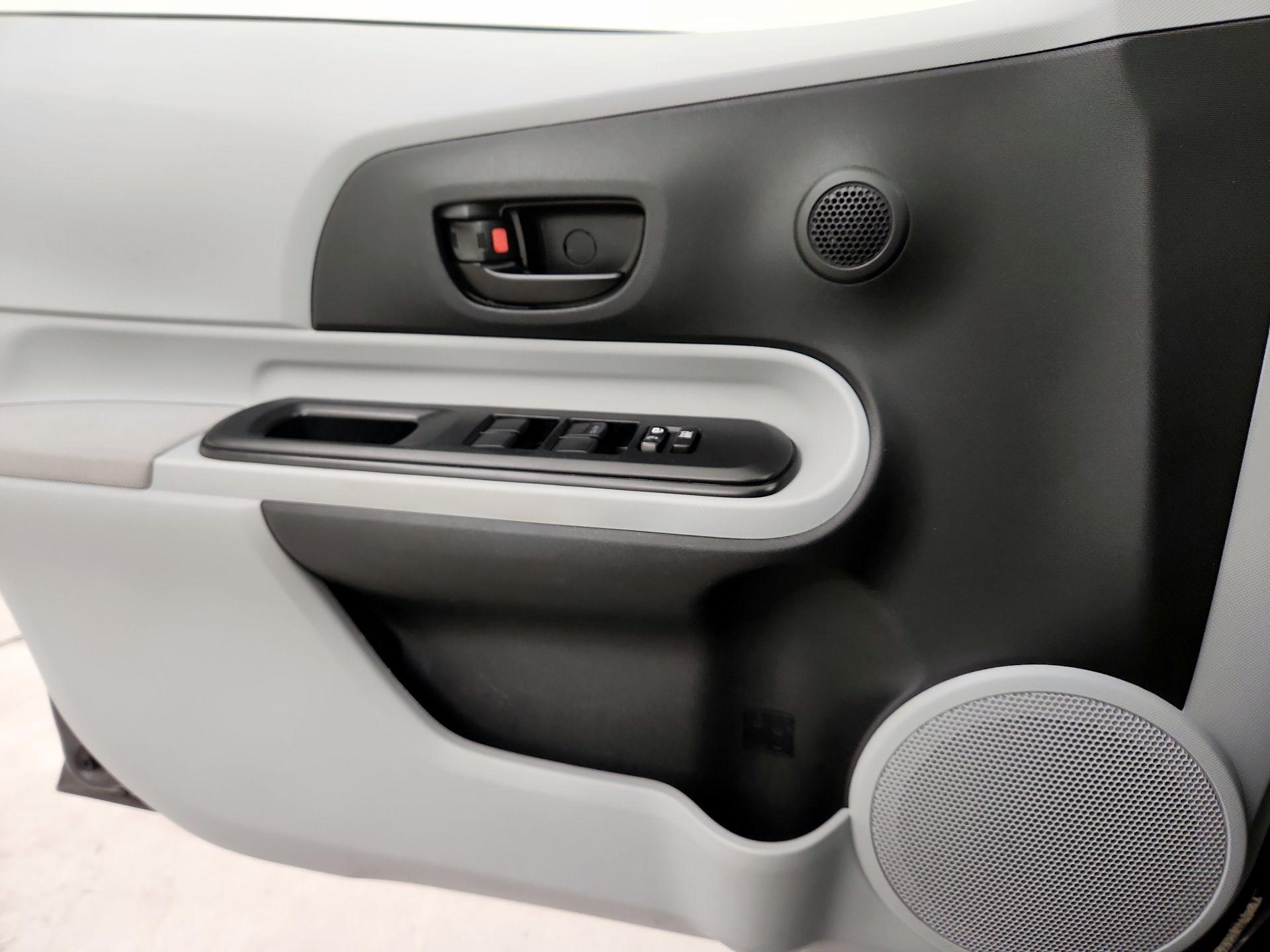 Thumbnail: 2014 Toyota Prius c - 12