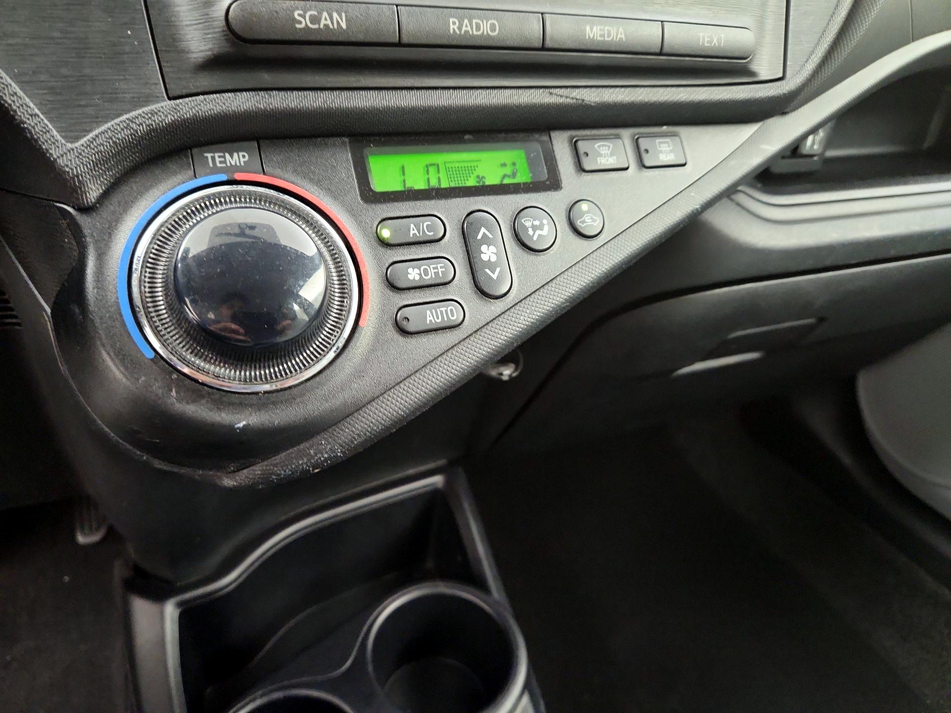 Thumbnail: 2014 Toyota Prius c - 15