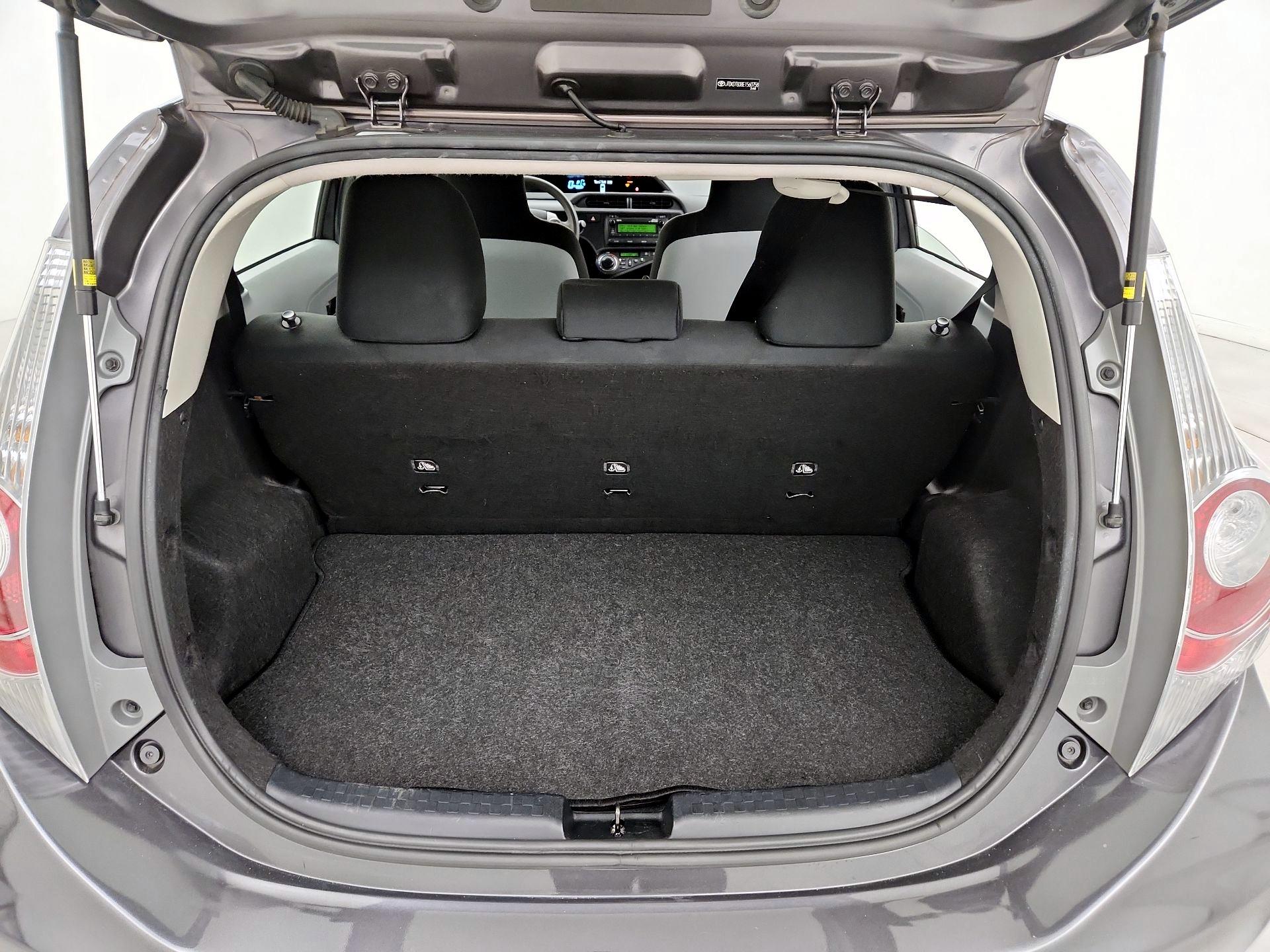 Thumbnail: 2014 Toyota Prius c - 18