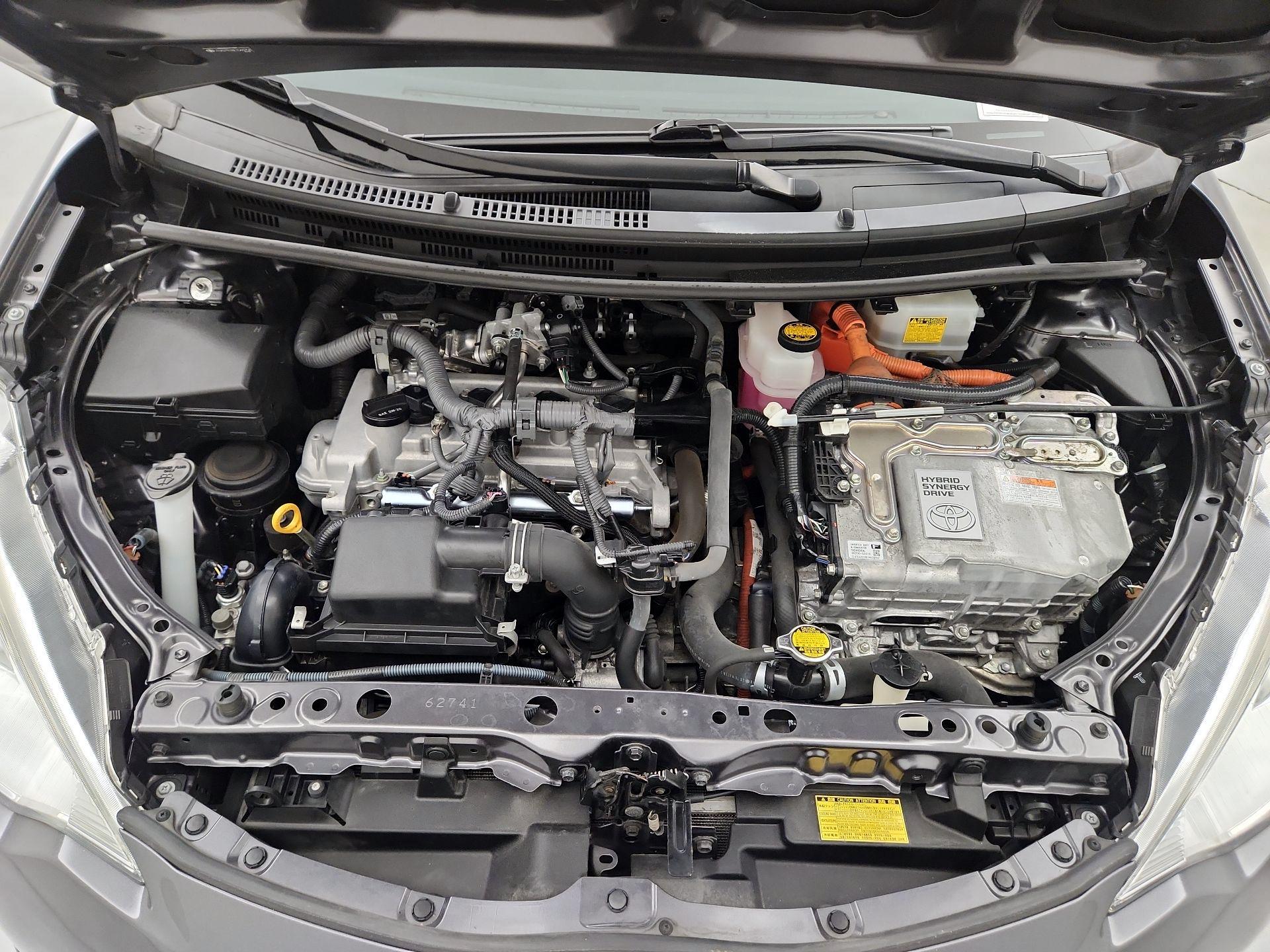Thumbnail: 2014 Toyota Prius c - 19