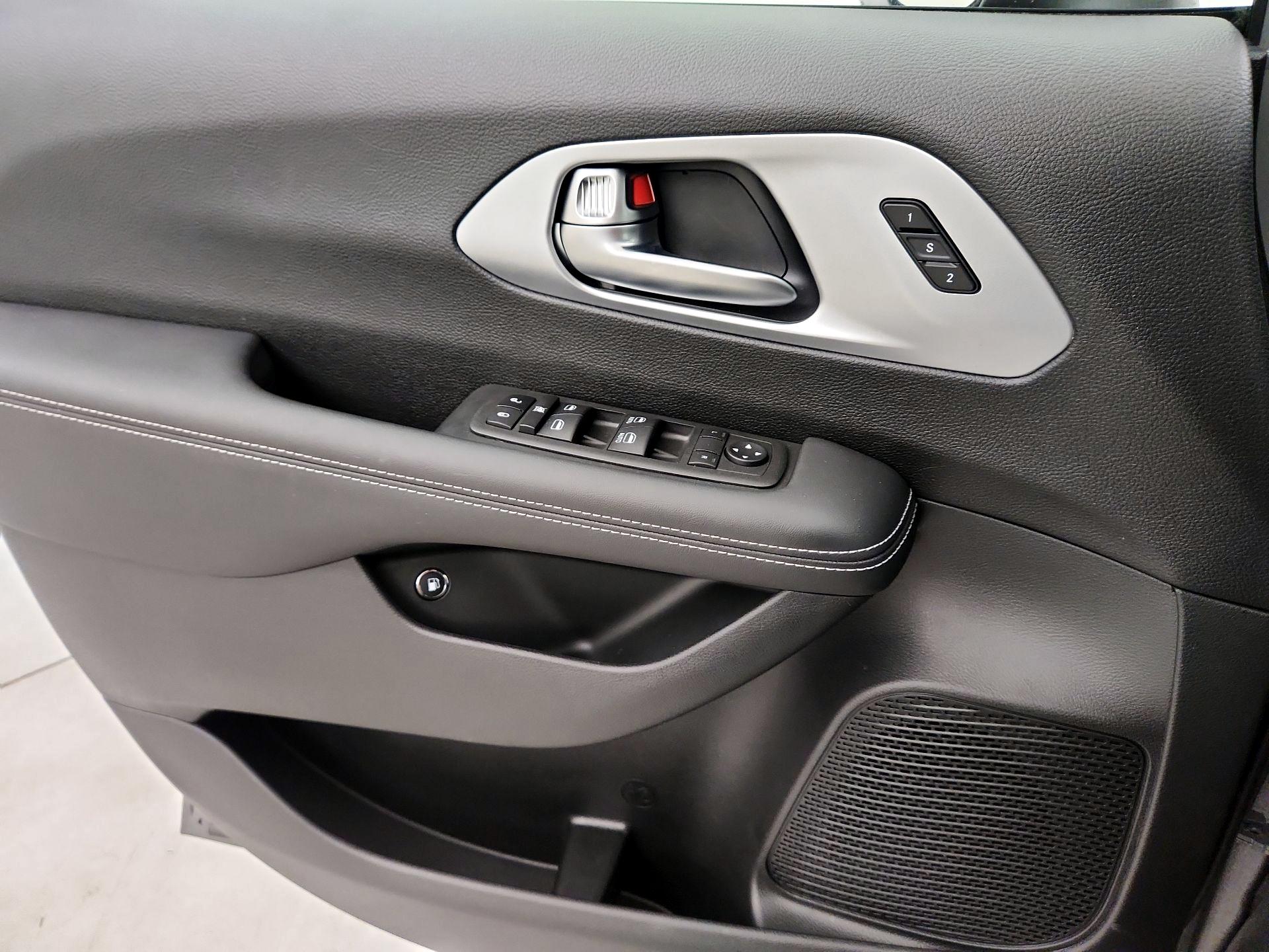 Thumbnail: 2023 Chrysler Pacifica - 12