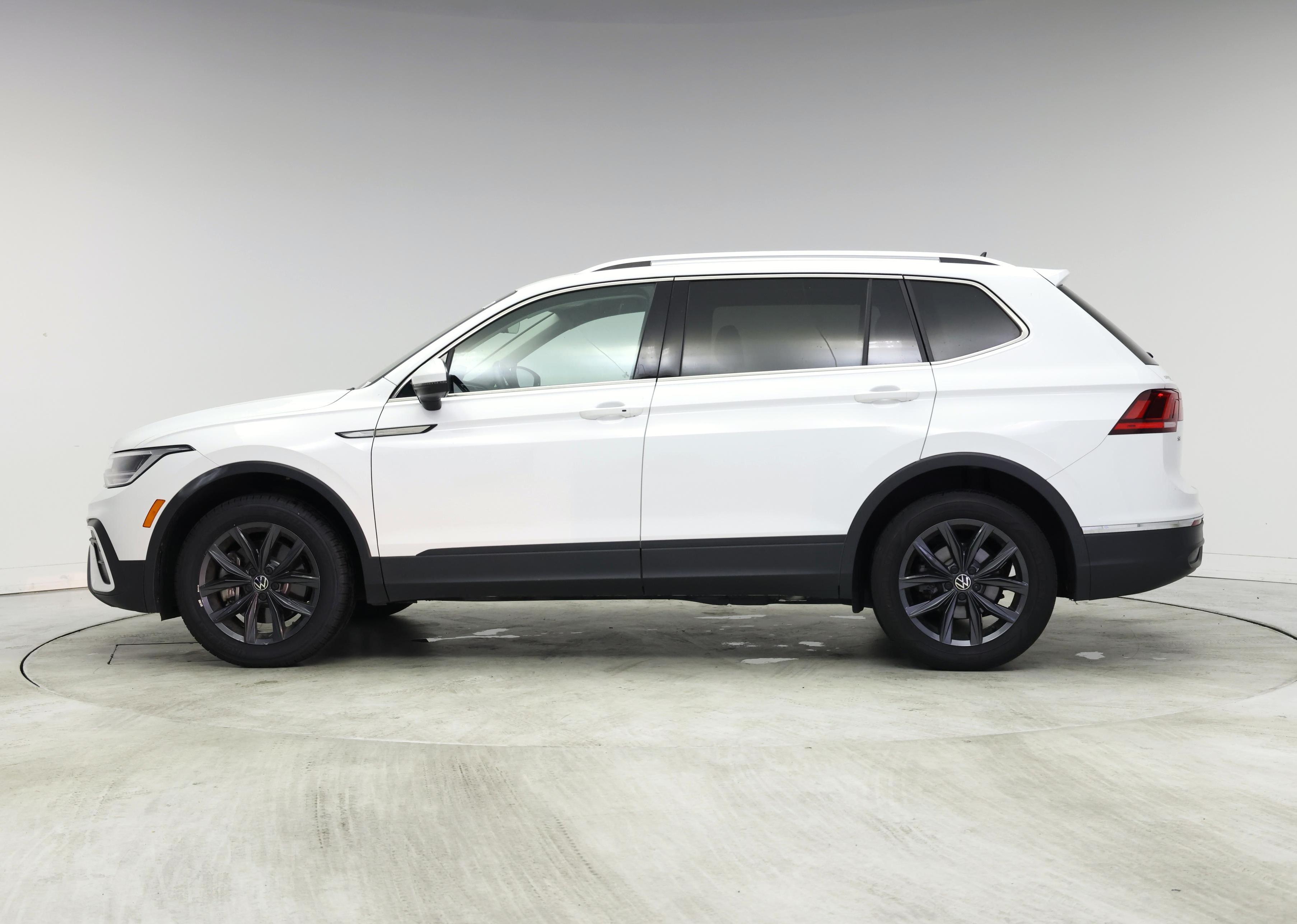 Thumbnail: 2022 Volkswagen Tiguan - 3
