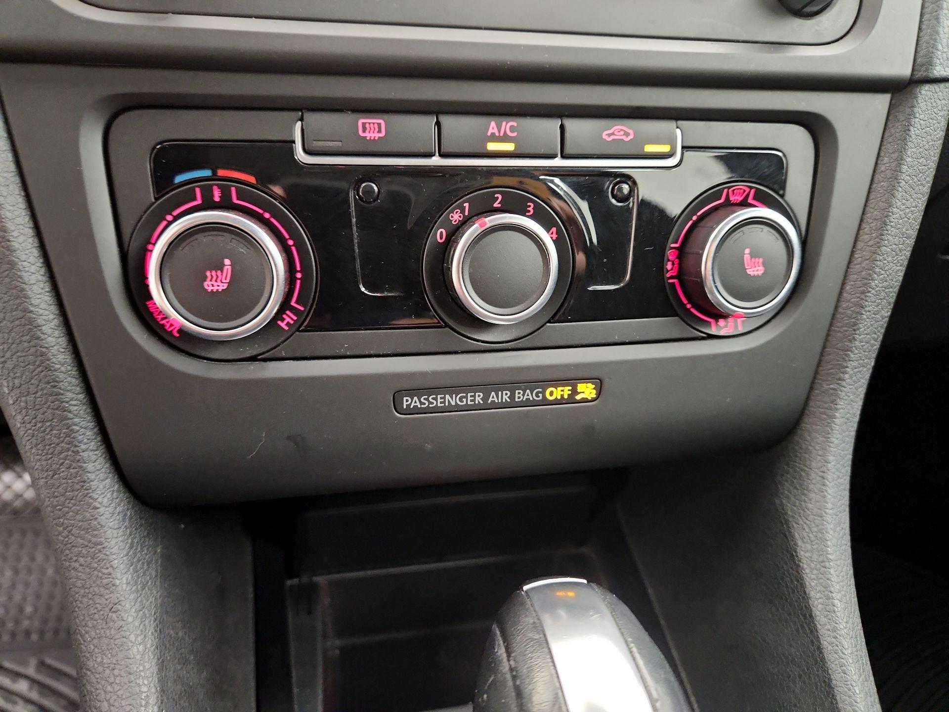 Thumbnail: 2013 Volkswagen Golf - 15