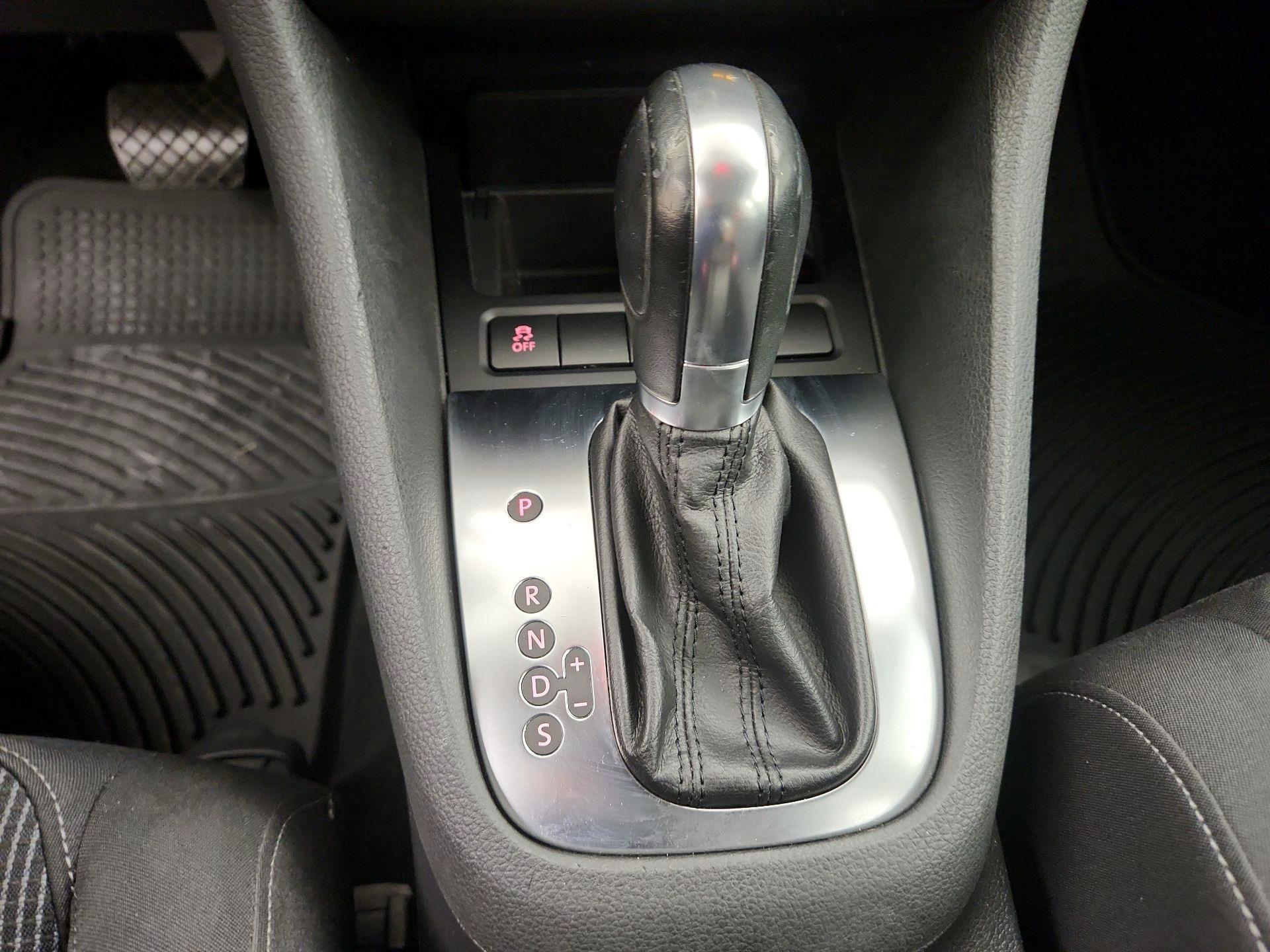 Thumbnail: 2013 Volkswagen Golf - 16