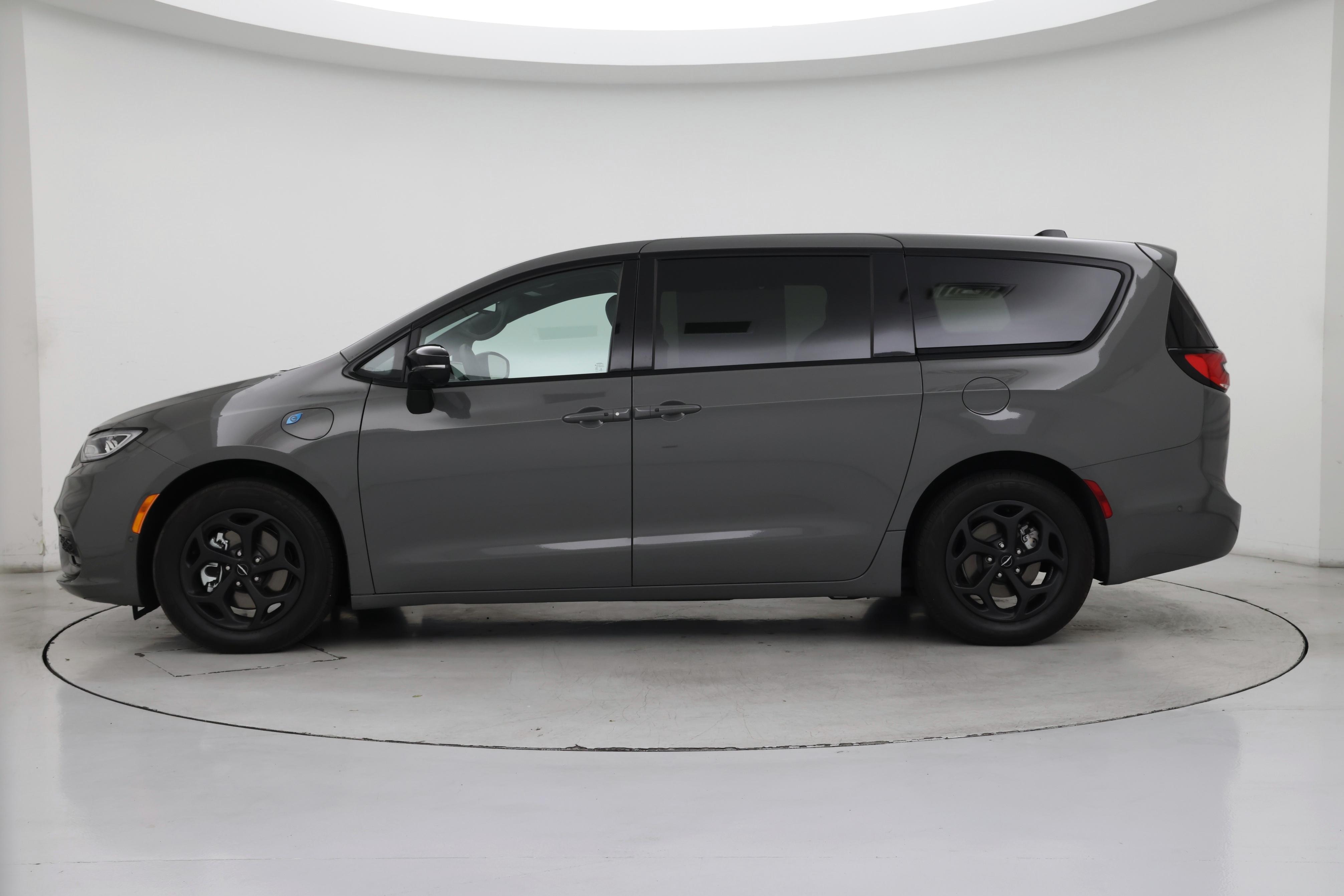 Thumbnail: 2023 Chrysler Pacifica - 3