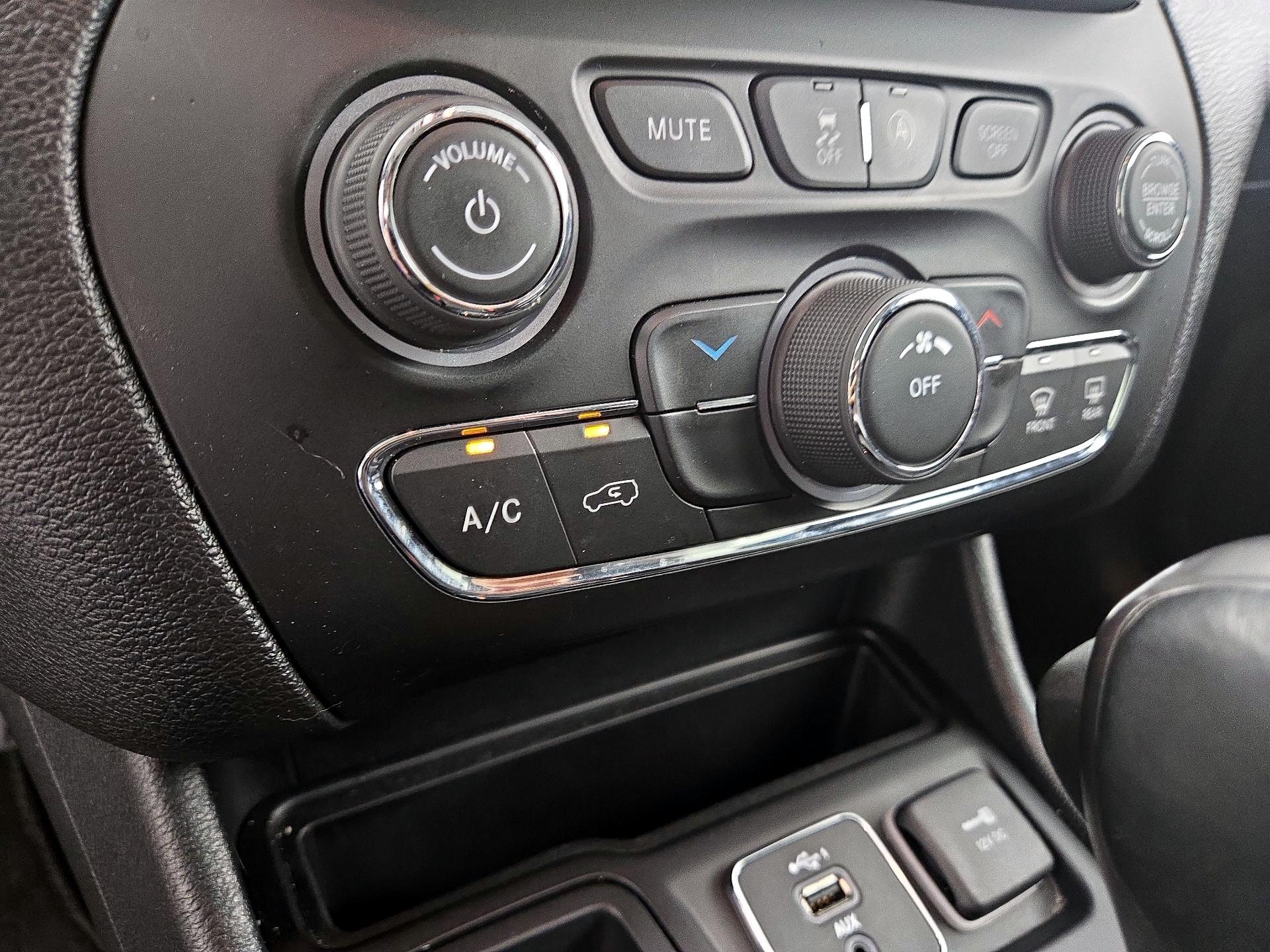 Thumbnail: 2020 Jeep Cherokee - 16